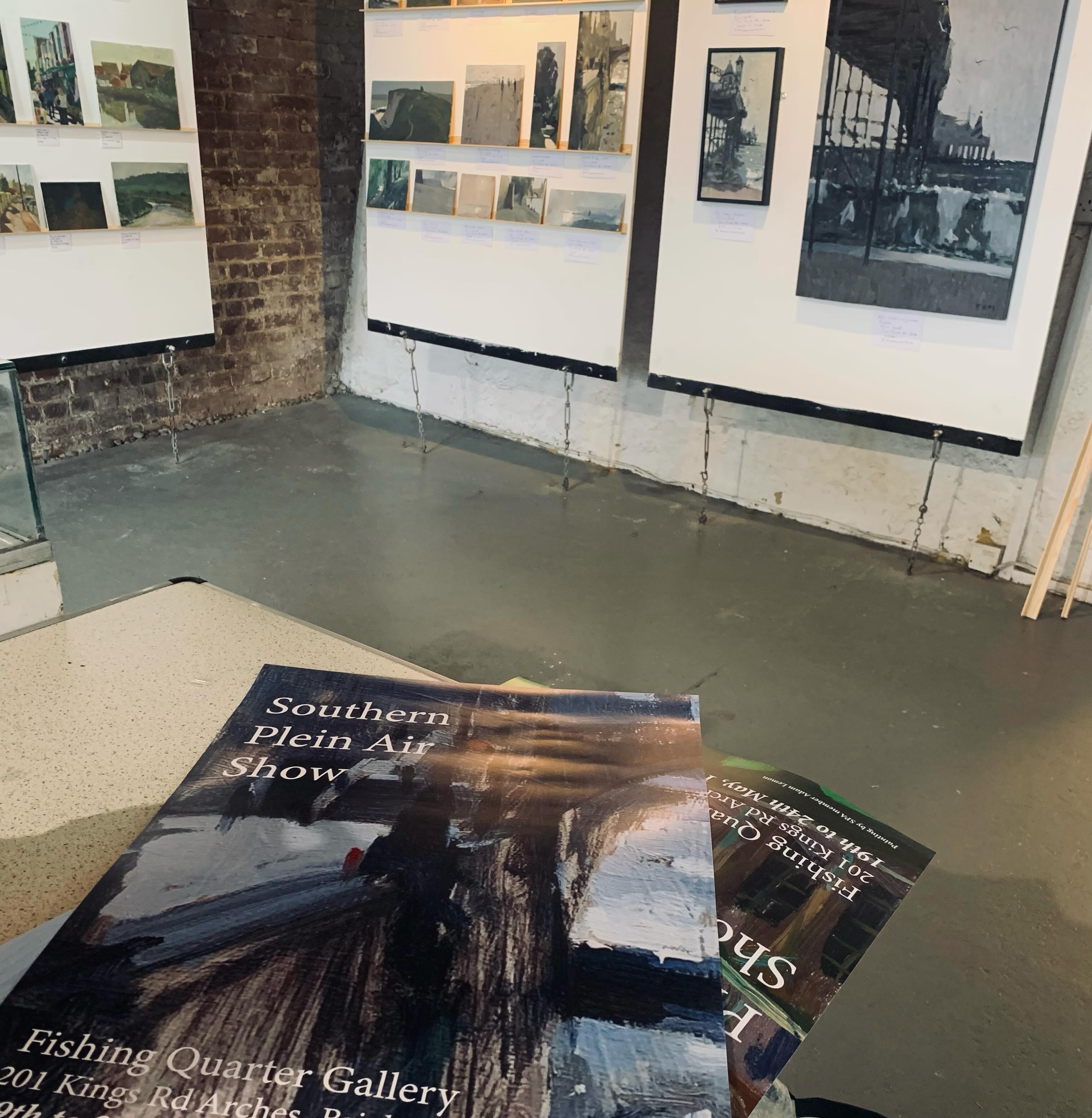 Today @southernpleinair got busy @fishingquartergallery hanging our group show.
I feel lucky to included in this exhibition with @shawnlws.art , @adamlemon.art , @lucy_marks_art , @stewart.beckett and @dannylyon_oilpainter .
The exhibition opens tomorrow and our PV opens from 6pm on Friday, do pop by if you enjoy landscape paintings of our local marine, town and countryside .
And if you are lucky enough to be staying at the @thegrandbrighton , our space is just across the road and set with in the arches. - come and say hello.
#brightonart #brighton #brightonpainting