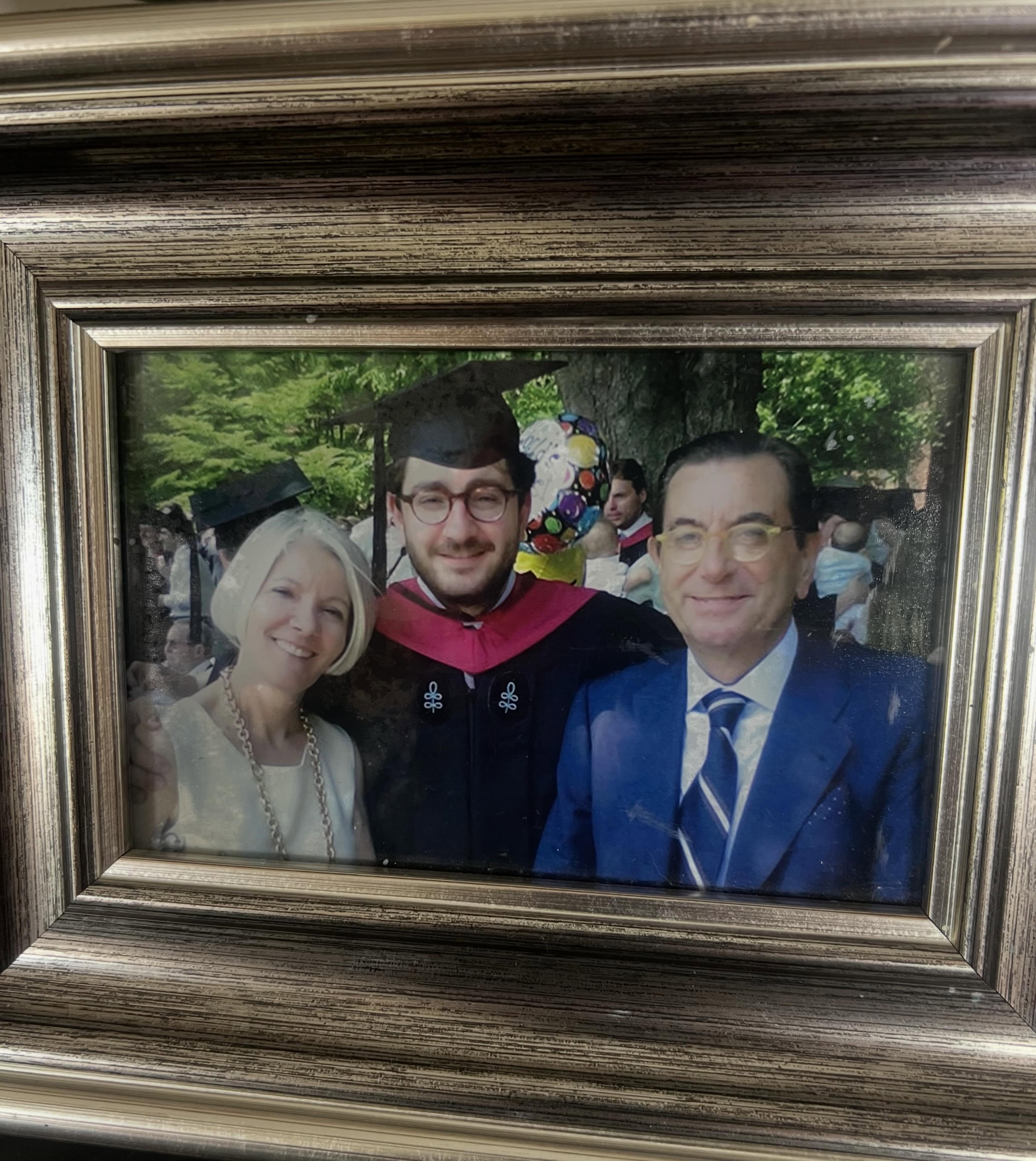 HAPPY TOGETHER.
Hoy es el cumpleaños de mi hijo @manuelmunizv y se cumplen también 15 años de su Graduación del Master en Public Administration en la Universidad de Harvard .
Empezaba para él una etapa llena de ilusiones, sueños y desafíos para construir un futuro que ha ido llegando, convirtiéndose en un presente que yo vivo muy de cerca con mucho orgullo y gratitud a la vida.
Su padre está siempre en nuestros corazones , en nuestras conversaciones , en los rasgos físicos y de carácter heredados y en el amor que nos une.
Miro esta foto con nostalgia serena y con la alegría de haber compartido la suya y de seguir haciéndolo.
Feliz Cumpleaños hijo!
Por muchos más !!
#happybirthday❤️ #familytime❤️ #caminovilla #descubreconcaminovilla
@manuelmunizv
@ieuniversity