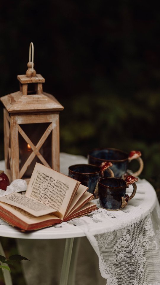 POV: you romanticised your life so hard you ended up making ceramics and porcelain jewelry surrounded by mushrooms, forests and coffee cups 🍄✨
Honestly… I wouldn’t want it any other way 🤍
Slow mornings in the studio.
Clay-covered hands.
Woodland inspiration.
Tiny handmade details.
The kind of life that feels a little softer and quieter ✨
Which part of this little forest life would you choose first? 🌲☕️
handmade ceramics • porcelain jewelry • woodland aesthetic • mushroom decor • slow living • forest inspired art • cozy artist life • handmade lifestyle • ceramic artist Germany • cottagecore aesthetic • artisan jewelry • nature inspired ceramics