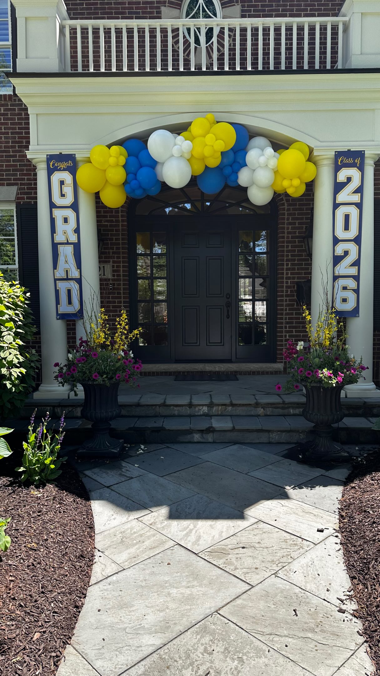 Graduation season is here 🎓
Custom balloon installs for grads, parties, corporate events, birthdays, and every celebration in between. We’re available for any event throughout the Chicago suburbs.
Event planner @barbaras_elegant
Video @berns429
#graduationballoons #wheatonballoons