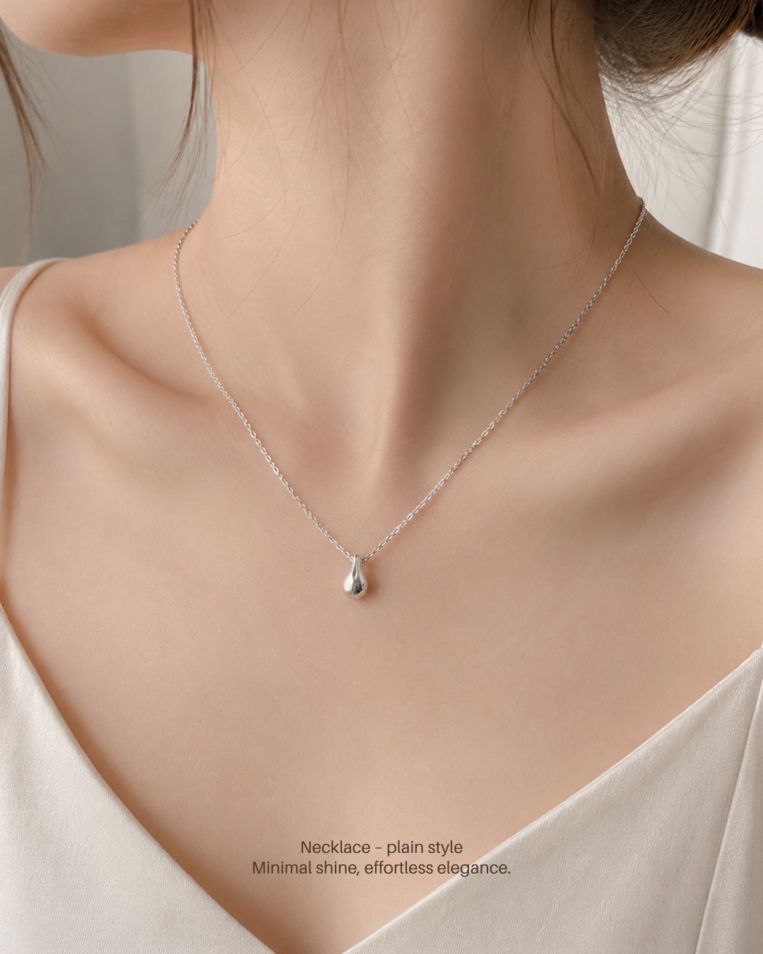 925 silver teardrop necklace with a simple plain design.
Minimal, elegant, and easy to wear every day.