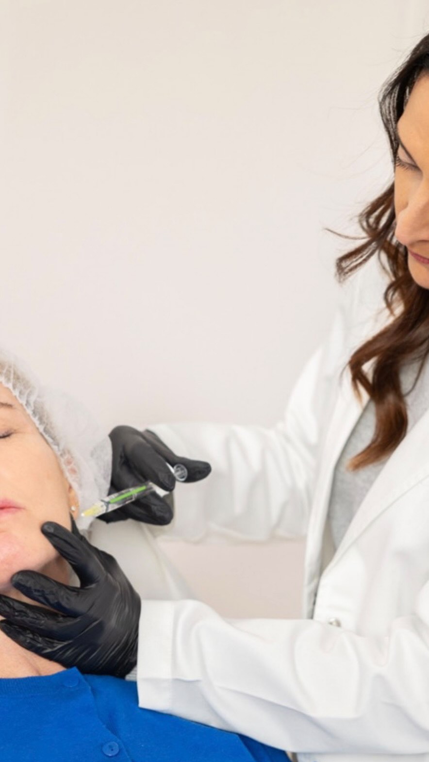 La medicina regenerativa es una de las tendencias más innovadoras en medicina estética actual, y en @estheamedica @dra.emmaglezseco es la encargada de liderar esta área con un enfoque natural y respetuoso con la piel.
En este video nos explica cómo funciona el plasma en gel @btibiotech un tratamiento que estimula la regeneración desde dentro, mejorando la calidad de la piel, las ojeras, los surcos suaves e incluso ayudando en la caída del cabello. Una alternativa biológica y cada vez más demandada para quienes buscan resultados naturales y progresivos.