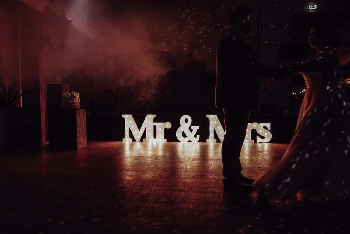 Euer erster Tanz als Mr. & Mrs. 🤍
📸: @jasminlamersfotografie
#HausamSeeGochNess #Hochzeitslocation #Mr&Mrs #Hochzeitstanz