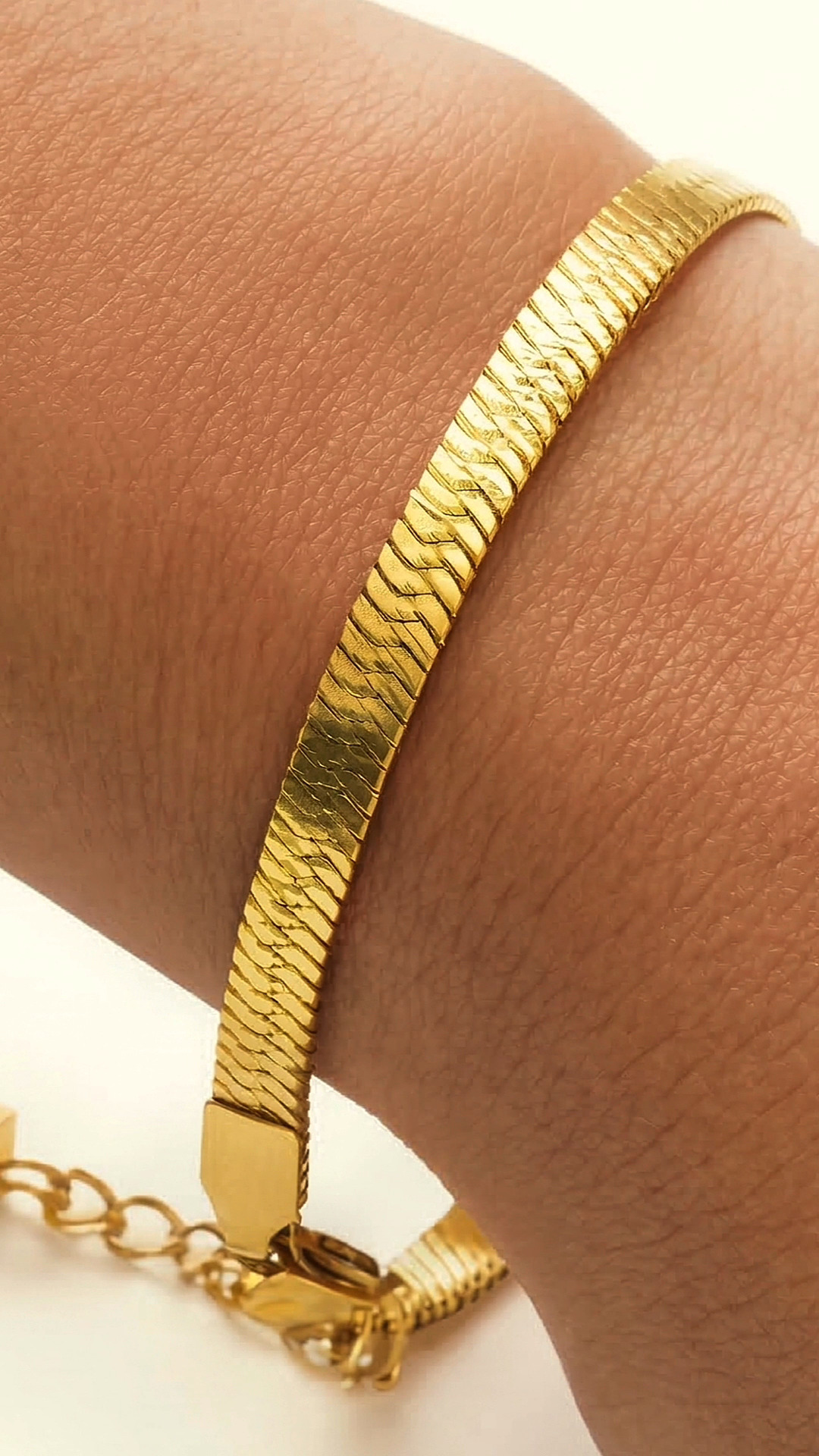 Liquid gold wrapped around your wrist. The Leporem Herringbone bracelet is giving pure elegance. It lays completely flat, catches every ray of light, and that secure lobster clasp means it stays with you from morning coffee to midnight cocktails. Elevate your everyday stack. Link in bio to shop.
#Leporem #HerringboneChain #GoldAesthetic #MinimalistJewelry #WristGame