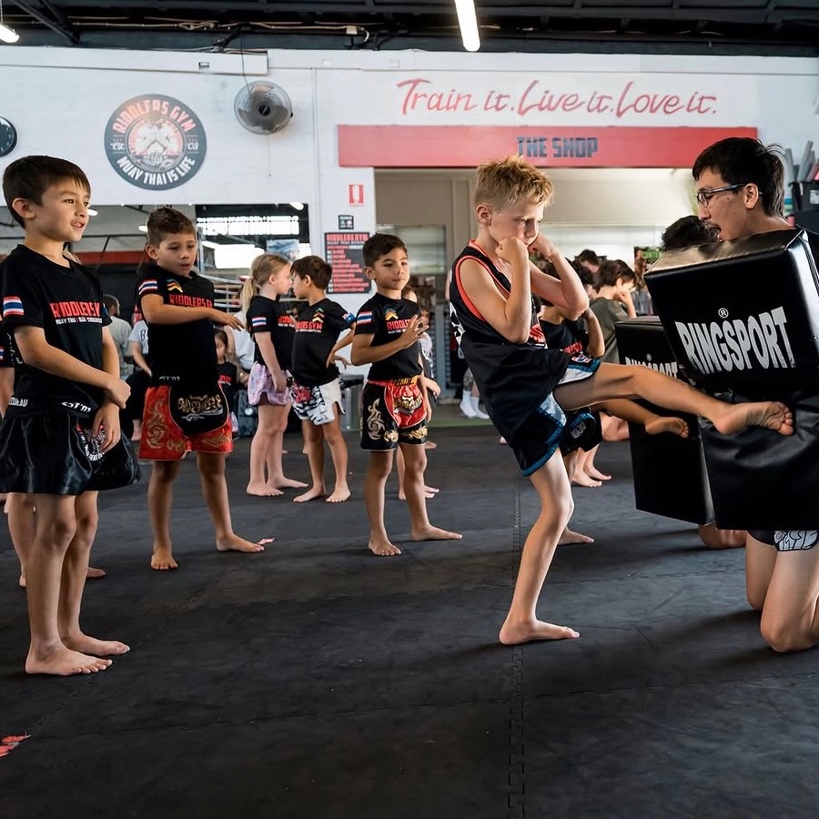 ITS BRING A FRIEND WEEK!! 🤝
Kids get to share the excitement of training Muaythai with their friends ❤️🖤
Friends train this week for free 🤩
Ends Saturday 23rd of May.
#riddlersgym #muaythai #kidsmuaythai #bringafriend #sharing