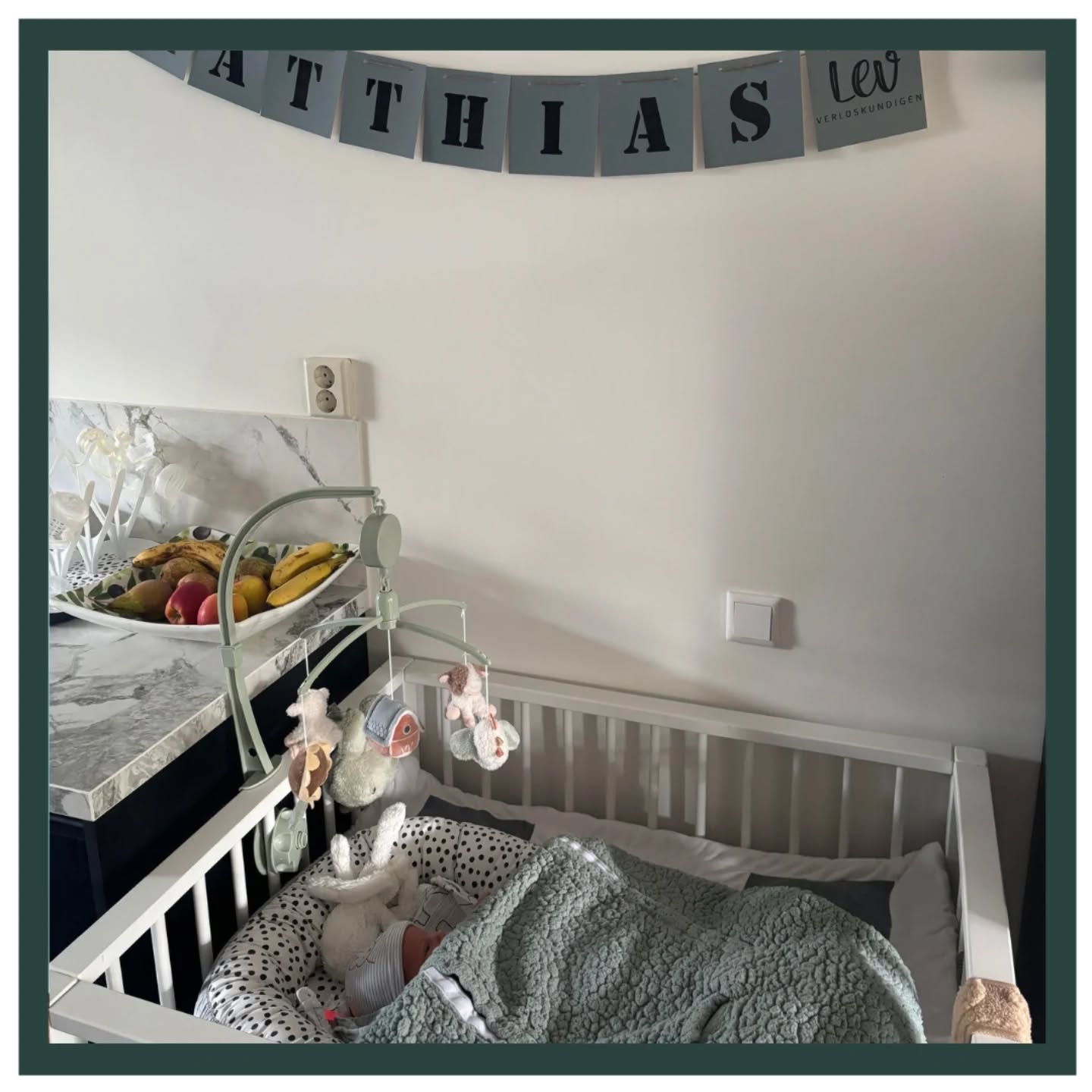 WELKOM MATTHIAS! 🩵
Op 8-5-2026 om 03.40u is dit knappe kereltje geboren. Matthias werd geboren met een termijn van 38 weken en 6 dagen en woog 3955 gram.
Tasniem en Jonathan kenden we al van haar vorige zwangerschap en mochten we deze zwangerschap ook weer begeleiden. Woensdag op het spreekuur grapte Tasniem al dat ze vrijdag ging bevallen en toen donderdag eind van de middag haar vliezen braken leek het er al op dat haar voorspelling uit zou komen 🔮. Alsof ze het had aangevoeld, belde Tasniem 's nachts naar Zoë, de weeën waren begonnen! Zoë was al in de buurt dus kwam meteen op huisbezoek en daar had Tasniem al goede weeën, tijd om naar het kraamhotel te gaan. 🏥 Eenmaal in het kraamhotel ging het vliegensvlug en was pijnstilling geen optie meer. Tasniem is in bad gegaan, waar ze al direct meer druk begon te voelen. Na slechts een half uurtje in bad werd Matthias al geboren! 😍 Ook de moederkoek kwam snel en zonder complicaties. Hierna wilden we de navelstreng gaan doorknippen, maar hier dacht Matthias anders over, hij had de navelstreng goed in zijn hand vast. 🤭 Dit gezinnetje kon snel naar huis en thuis bijkomen van deze snelle bevalling!
Lieve Tasniem, Jonathan en Tobias, van harte gefeliciteerd met de geboorte van Matthias. Wij wensen jullie heel veel liefde, geluk en gezondheid toe en zien jullie hopelijk snel weer bij de nacontrole. Liefs, Team LEV. 🤎
#bevalling #kraamhotel #badbevalling #welkomkleintje #verloskundigen