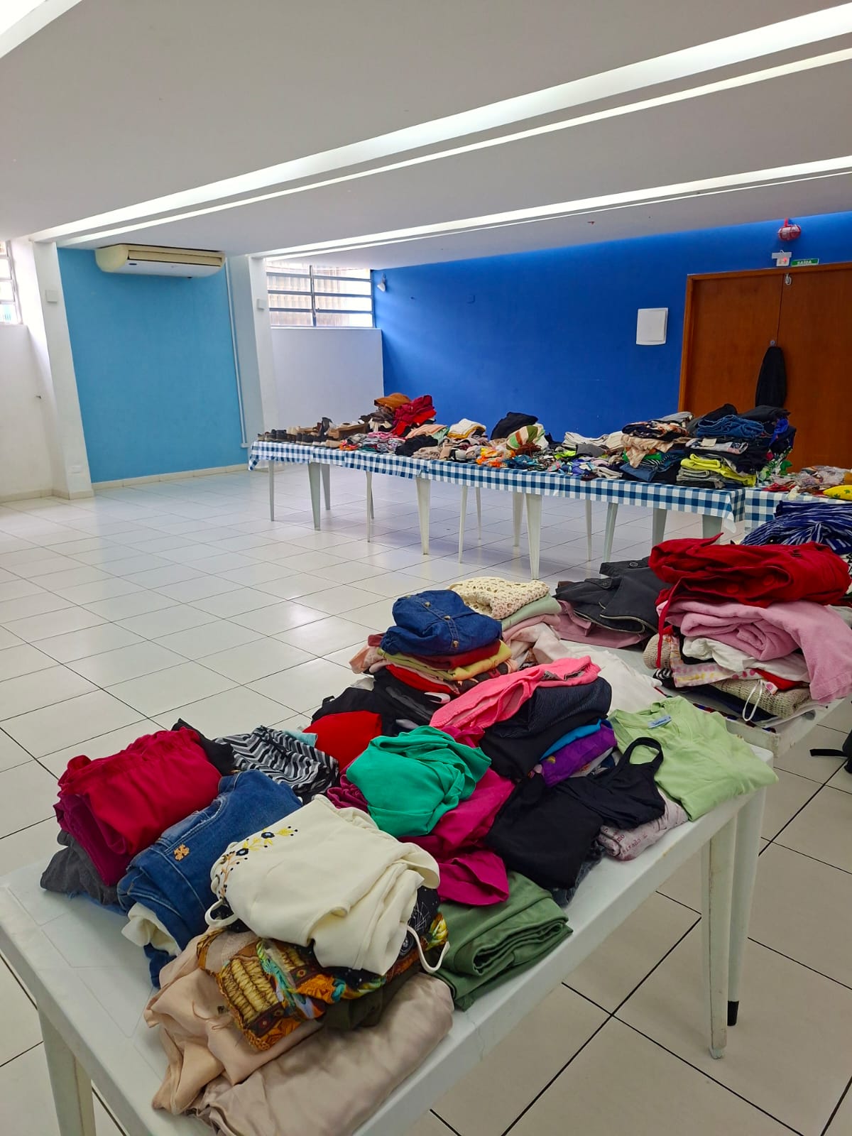 Com muita alegria e gratidão, o Educandário Santista recebeu as doações de roupas arrecadadas através da campanha solidária promovida pela Petrobras, que beneficiou algumas instituições. 💙
Nosso Presidente, juntamente com a Diretoria, decidiu proporcionar esse gesto de carinho aos nossos funcionários, permitindo que, hoje às 13h nossos funcionários pudessem escolher algumas peças recebidas.
O momento foi recebido com grande alegria, emoção e gratidão por toda a equipe. Foi muito bonito ver o carinho, os sorrisos e a felicidade dos funcionários ao escolherem suas roupas, sentindo-se lembrados e valorizados. Gestos como esse aquecem não apenas o corpo, mas também o coração. ✨
Nosso sincero agradecimento à Petrobras pela iniciativa e a todos que fizeram parte dessa corrente do bem, levando acolhimento, dignidade e felicidade para tantas pessoas. 👏💙
