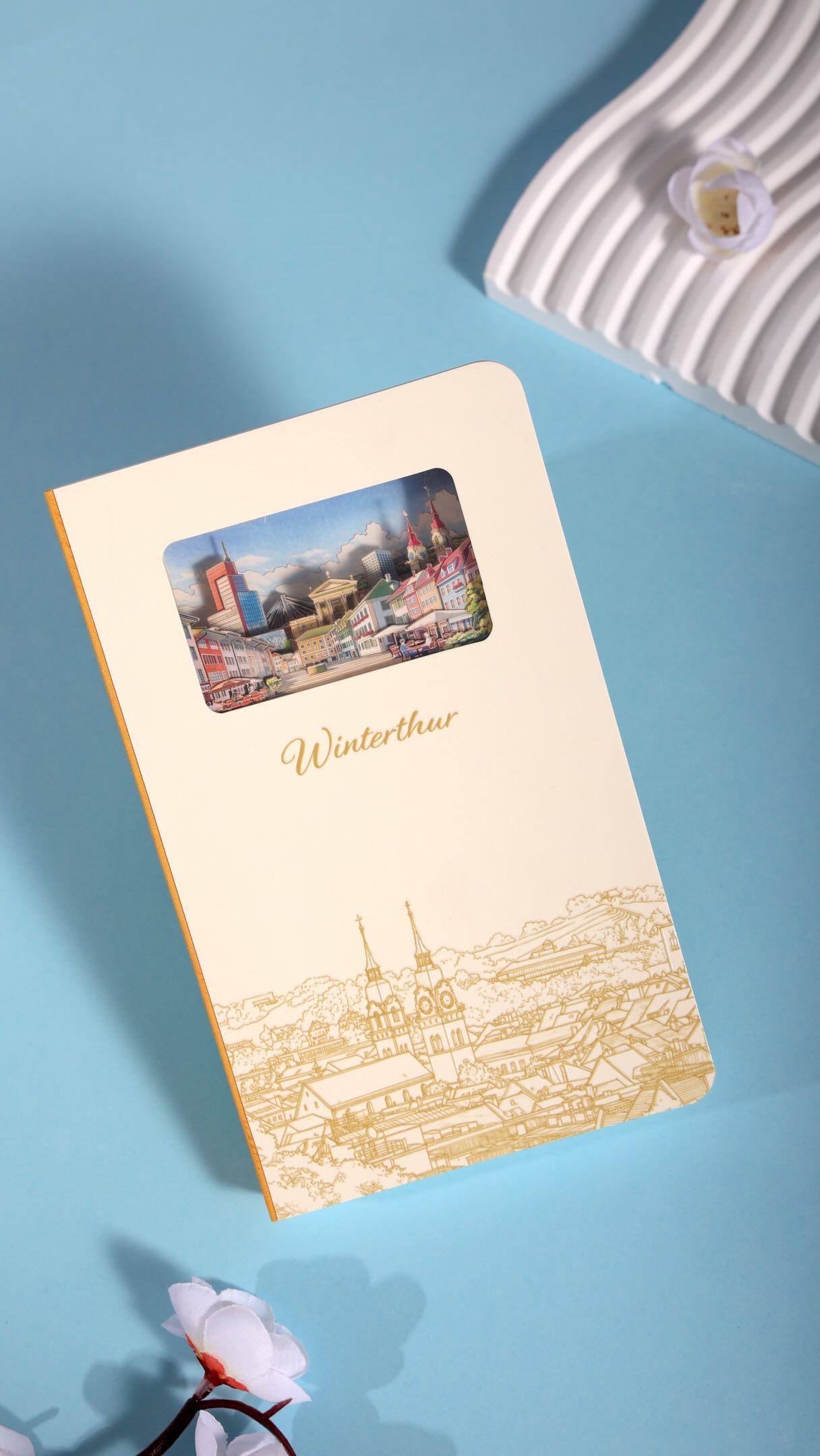 ✨ Neu bei uns: Das 3D-Notizbuch Winterthur ✨
Winterthur zum Aufklappen, Entdecken und Verschenken.
Dieses besondere Notizbuch zeigt unsere Stadt in kunstvollen 3D-Papierebenen – detailreich, überraschend und einfach wunderschön. 📖🤍
Ein Herzensprojekt, das wir ein Stück weit mitgestalten durften – und das schon bald bei uns erhältlich sein wird.
📍 Papeterie Schoch, Winterthur
📦 Voraussichtlich ab Mitte Juni erhältlich
#PapeterieSchoch #Winterthur #3DNotizbuch #Geschenkidee #ShopLocal