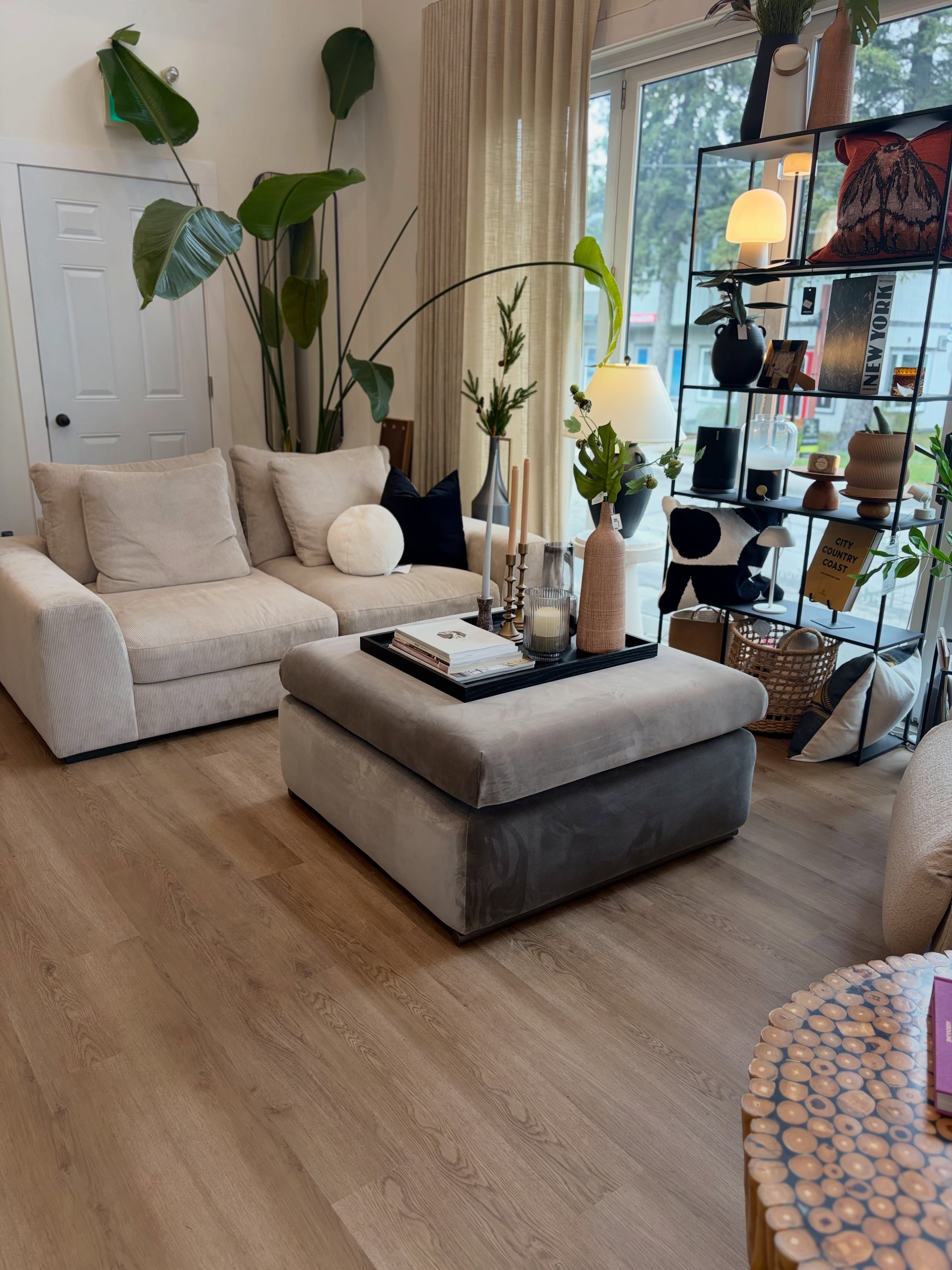 ✨ Je vous présente le p’tit nouveau dans notre décor : un ottoman grand format aussi beau que polyvalent!
Pouf, repose-pieds ou même table à café avec l’ajout d’un plateau — il s’adapte à votre quotidien et à vos envies. Ici, je l’ai habillé de quelques accessoires déco pour créer une jolie vignette, mais imaginez-le aussi dans vos moments détente, les pieds bien installés après une longue journée