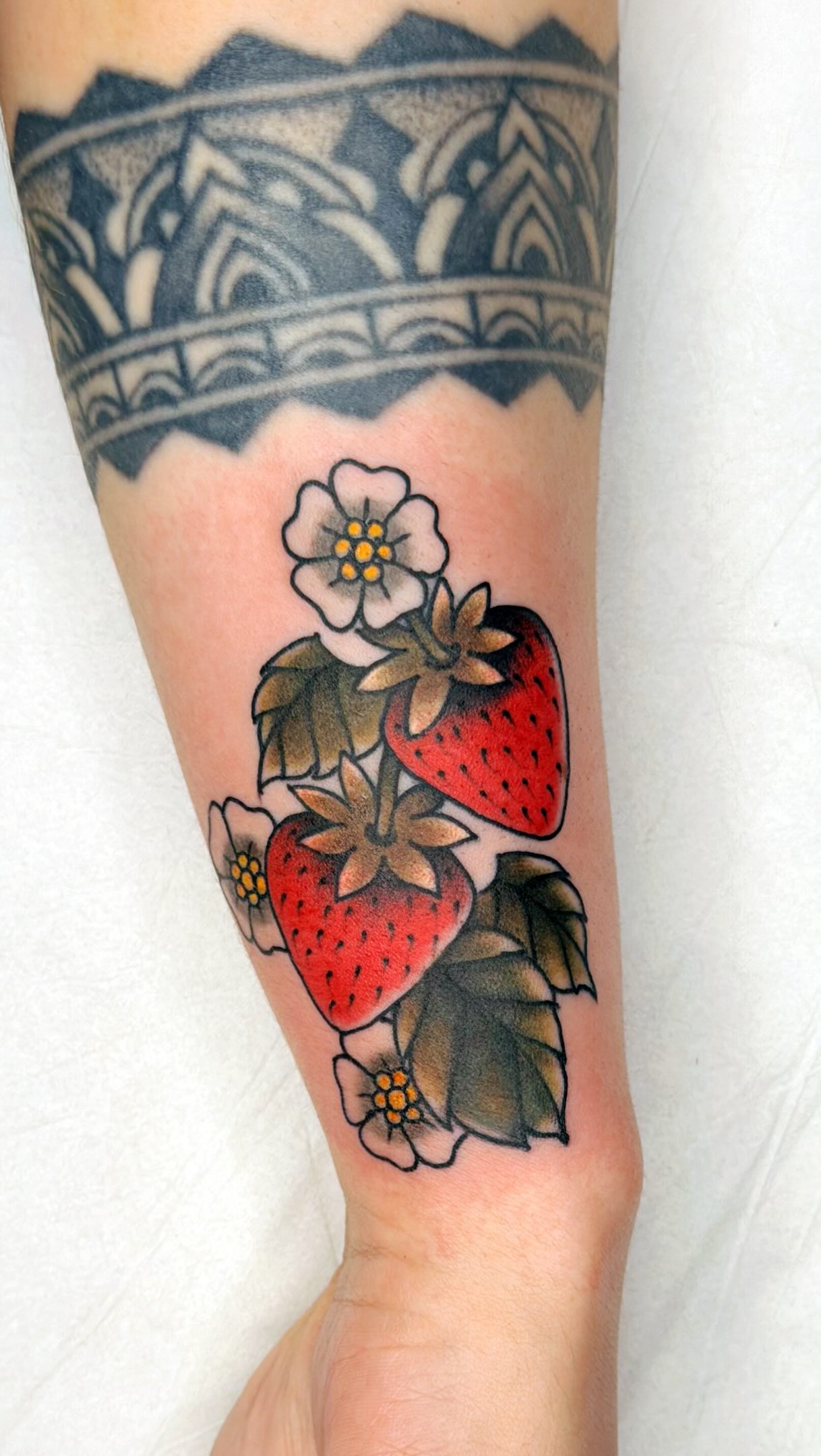 Cobri uma tattoo que já não combinava mais comigo há anos e o resultado ficou perfeito 🍓
Obrigada @thomrech2 por todo cuidado com cada detalhe da cobertura, o símbolo do infinito simplesmente desapareceu e a nova tattoo ficou muito a minha cara, eu amei. Mais uma tradicional pra minha coleção ✨
E se você for de Maringá, acompanhe o perfil dele e conheça o trabalho no flash day que vai rolar dia 06/07 lá no @cavernattt, vale a pena!