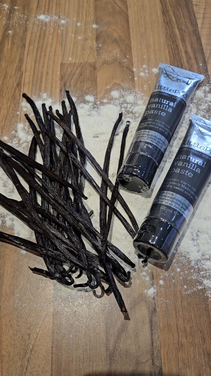 Adding proper vanilla to a batch of our Oatmeal & Raisin Cookies. Real @little_pod vanilla, no less - and honestly, we just couldn’t use any other vanilla now.
Oatmeal and Raisin has always been a massive favourite here, and one we never get tired of whipping up a batch.
Thanks for the delicious vanilla, @little_pod!