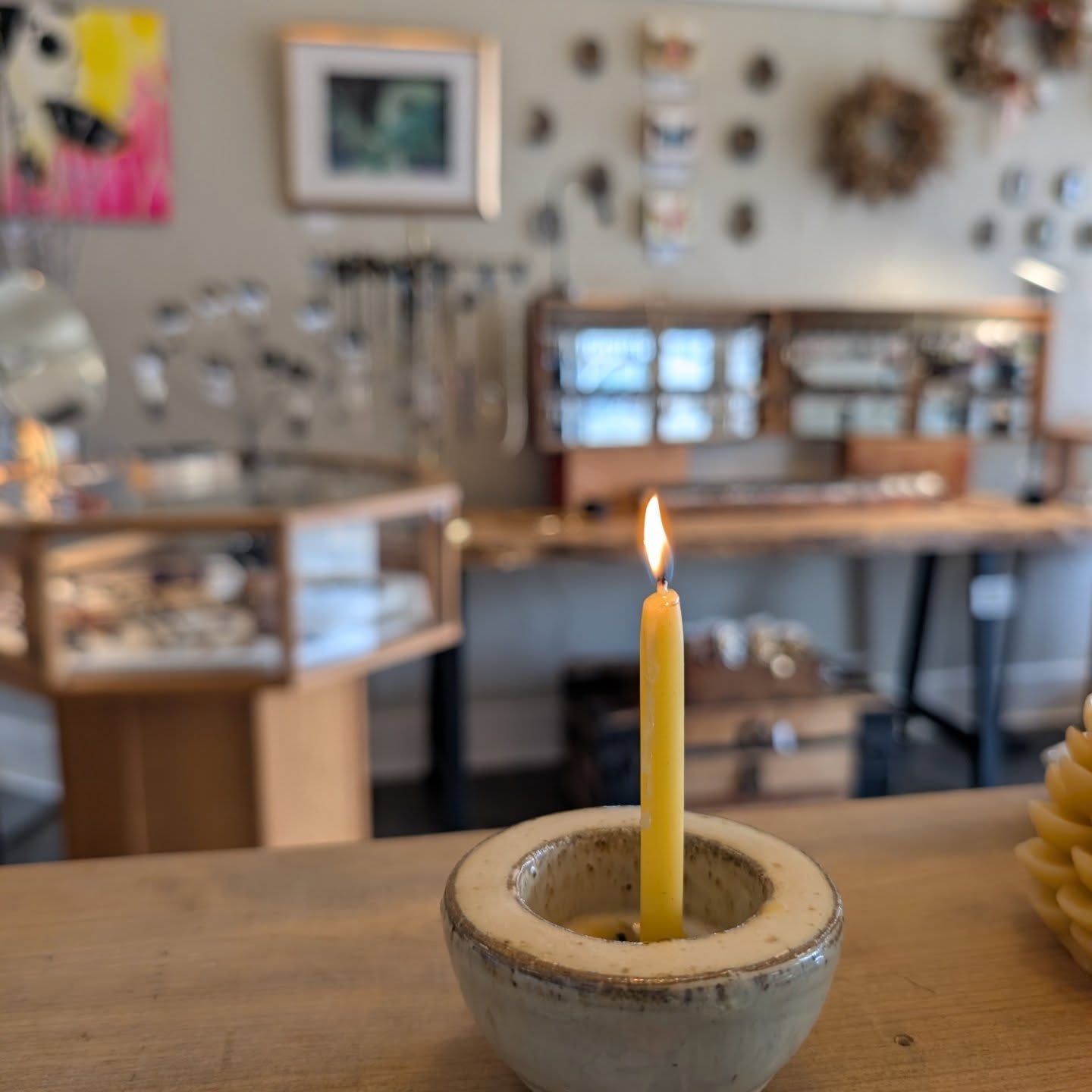 Ohhhh back in my happy place, my little LM Pop-Up Shop! I just moved everything around including the live edge oak desk by @starbirdwoods , @lightningtreedesigns did a restock, and lighting these adorable candles by @maebotanicals has become a ritual for me. Please check the schedule changes for the next few weeks and make sure to visit before the end of June to witness the magic! It brings me so much joy to be here.