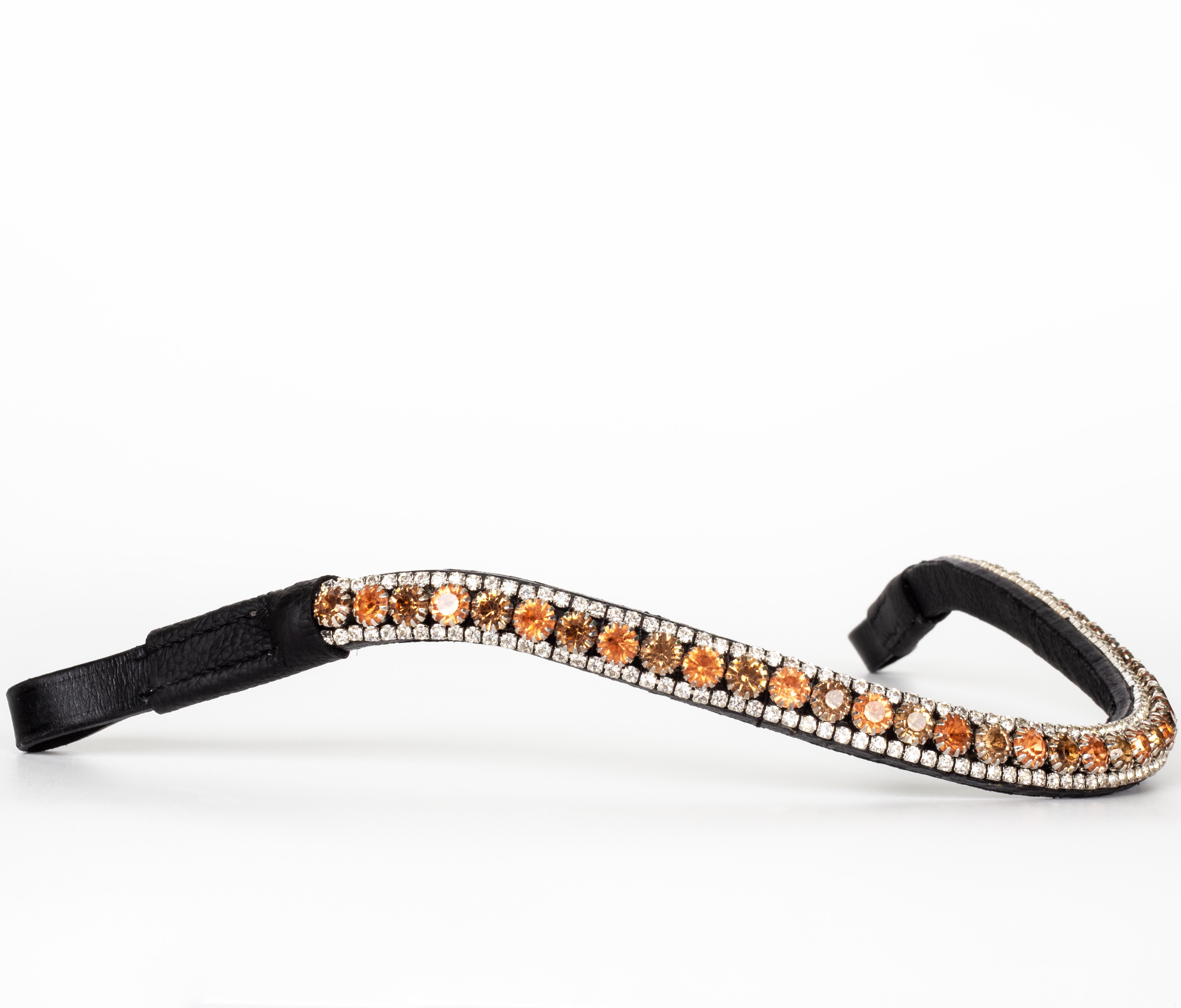 Ein Stirnriemen, der mit der mit der Sonne um die Wette strahlt ☀️
@makari_austria
#makari #equestrian #accessories #stirnriemen #pferd