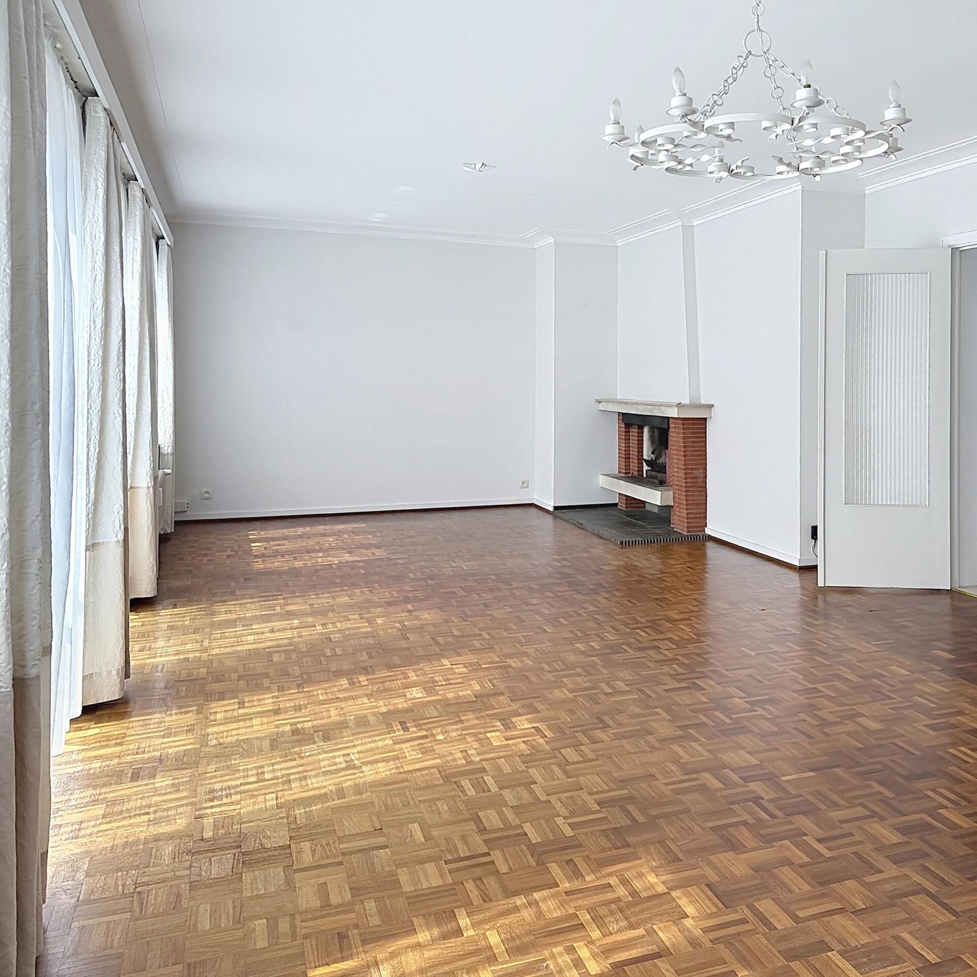✨ NOUVEAUTÉ À LOUER SUR ANDERLECHT ✨
À la recherche d’un appartement spacieux et rénové ? 👀
Découvrez ce magnifique appartement 2 chambres de ±114 m², idéal pour profiter d’un cadre de vie confortable et lumineux 🏡
✅ 2 belles chambres
✅ Appartement rénové
✅ Superficie généreuse de 114 m²
✅ Cave privative
✅ PEB : D
💶 Loyer : 1.100€
➕ 200€ de provisions de charges
Un bien prêt à accueillir ses nouveaux locataires ! 🔑
#appartementalouer #realestate #bruxelles #immobilier #marketing