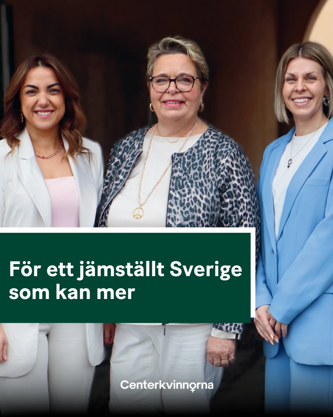 Centerkvinnorna lanserar valmanifestet 2026: ”För ett jämställt Sverige som kan mer”
Idag lanserade Centerkvinnorna sitt valmanifest inför 2026. Under parollen ”Sverige kan mer” presenterar förbundet en offensiv reformagenda fokuserad på tre centrala frihetsfrågor: ekonomisk självständighet, jämställd vård och frihet från våld.
Valet 2026 är ett vägskäl där jämställdheten i Sverige utmanas av antifeministiska rörelser och krympande livsutrymme för kvinnor. Centerkvinnornas valmanifest utgår från en grön liberal feminism som sätter människan framför systemet.
– Jämställdhet är inte en vision för en avlägsen framtid, det är ett politiskt ansvar här och nu. Vi ser hur kvinnors hälsa prioriteras ned, hur löne- och pensionsgapet består och hur våldet i hemmen fortsätter att begränsa kvinnors liv. Sverige kan mer än att låta kvinnor lida i tystnad eller låsas in i ekonomiskt beroende, säger Mari-Louise ”Millis” Wernersson, förbundsordförande för Centerkvinnorna.