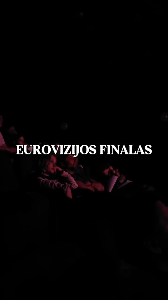 Eurovizija prasidėjo ir taip greitai baigėsi?!
Ši savaitė buvo su daug juoko, muzikos, diskusijų, galimybių garsiai ir nevaržomai dainuoti! Jau vasarį pradėjome Eurovizijos peržiūras, renkant nacionaliniu lygmeniu mūsų šalies atstovą. Vakar visi palaikėme Lietuvos atstovą Didžiojoje Eurovizijos scenoje! 🩶
🎶 Buvo iš tiesų nuotaikinga savaitė. Vieni dalyviai atėjo negirdėję šių metų Eurovizijos dainų ir rinko savo naujus favoritus. Kiti dalyviai buvo prieš tai pasiruošę ir žinojo šių metų klausomiausius atlikėjus. Kas labai gražu, kad būtent vieni kitus dalyviai papildė ir dalijosi savo įžvalgomis, sužinotomis naujienomis ir per šią savaitę susibūrė nauja Eurovizijos bendruomenė. Kai kurie Varėnos kino teatre susitiko visas tris dienas! Kai kurie prisijungė vakar ir tai yra puiku!
🧐 Vakar prieš Euroviziją dalyviai galėjo burti komandas ir sudalyvauti protmūšyje! Buvo galimybė prisiminti ir išmokti naujų faktų apie visą šį tarptautinį konkursą. Dėkojame BrainGames už suteiktus prizus protmūšio dalyviams!
Eurovizija šiais metais baigėsi, bet nepastebėsime ir kitais metais susitiksime vėl Varėnos kino teatre, stebėsime gyvą transliaciją, diskutuosime, dalinsimės įžvalgomis ir atrodys, kad va tik ką viskas pasibaigė, o mes jau vėl esame kartu!
Ačiū už laiką, bendrystę ir kiekvieno Jūsų energiją! Viską daryti kartu yra smagiau! Iki susitikimo 2027 metais! 🫂