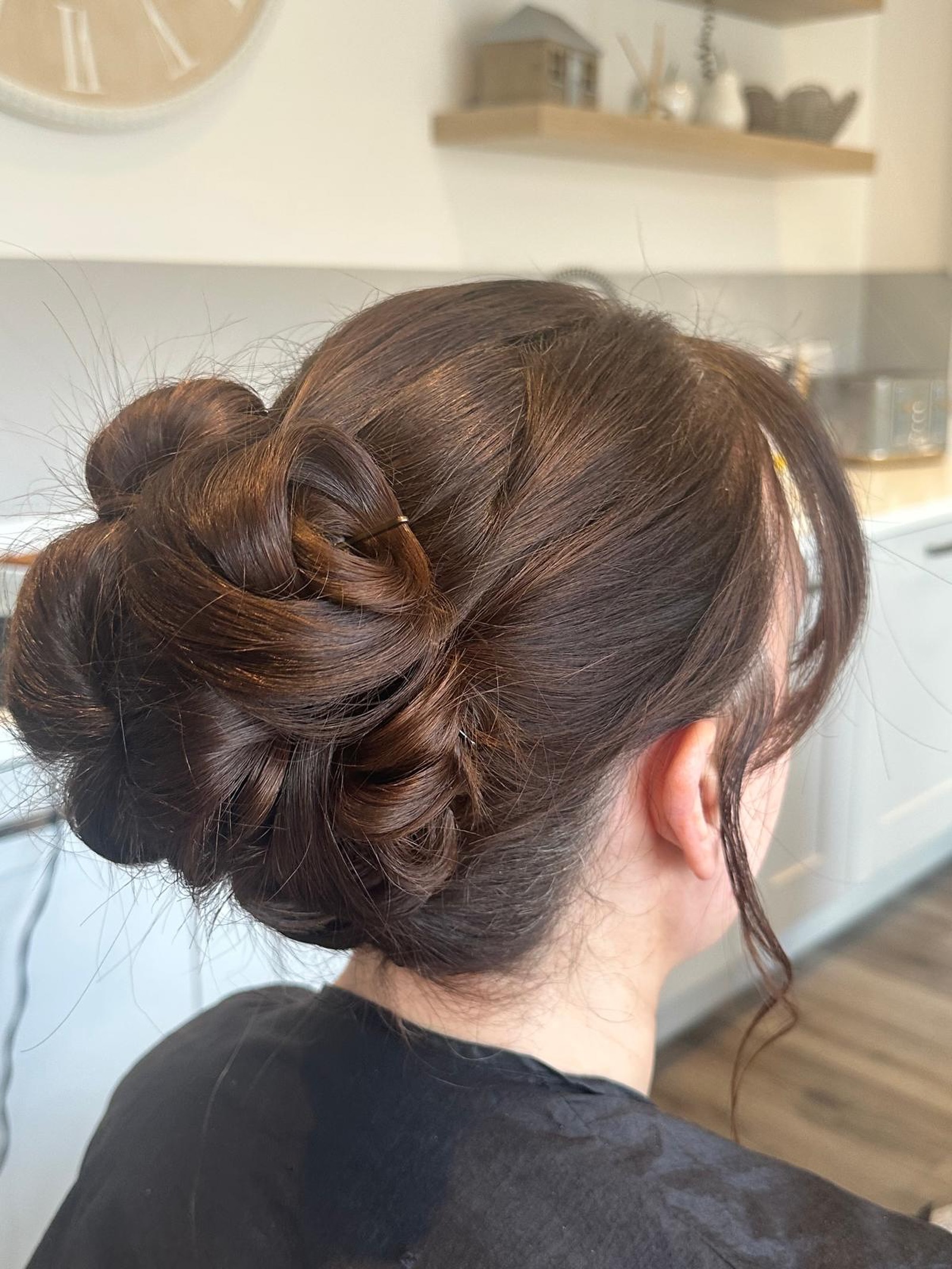 Can’t make it into the salon on your wedding day? We completely understand 🤍
That’s why we offer on-location wedding hair services! We’ll match you with one of our expert hair-up specialists, who can come directly to you on your special day ✨
And the best part? Your bridal hair trial will still take place at our beautiful Blackheath salon, so you can enjoy all the perks… a relaxed salon experience, a cold glass of fizz and a little wedding pampering before the big day 🥂
Hair by Susan 🫶🏻