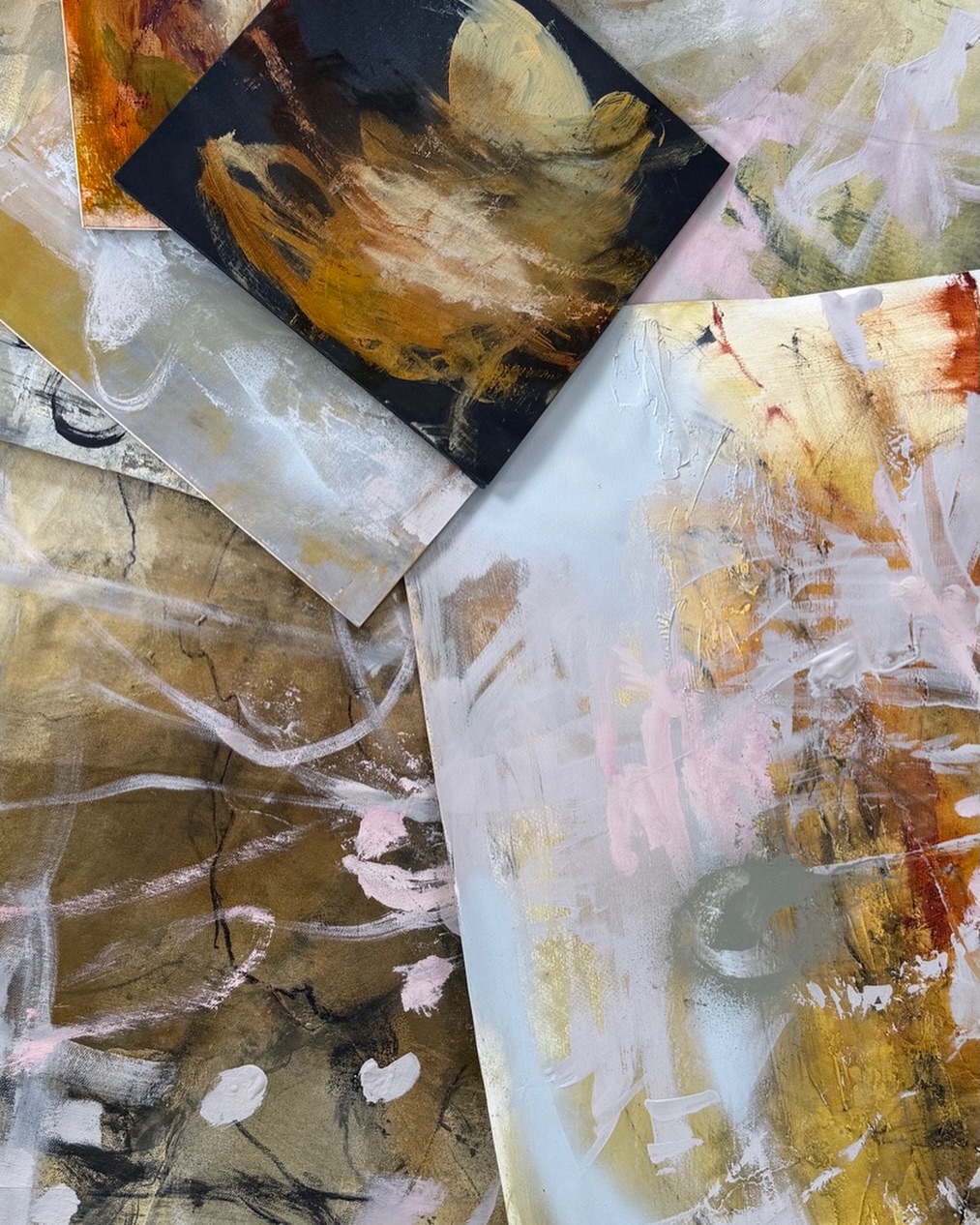 All sorts happening lately. Revisiting all the work I started during the porthmeor programme in st Ives school of painting last year. Working on small boards and loose canvas and also bigger framed pieces. Getting ready for Salthouse gallery 17-24th July right in the centre of one of my favourite places. I’m planning on swimming every day and opening 11-7 give or take. Lots of original pieces for sale starting from £25.
#stivescornwall
#cornwalllife
#porthmeor
#stives
#inspiredbynature_