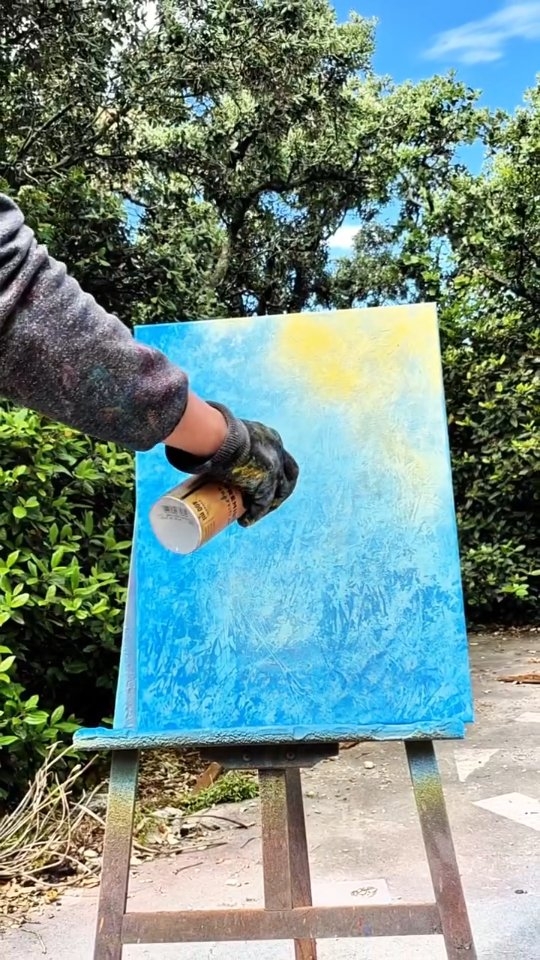 Rêver grand, garder la tête dans les nuages… et avancer quand même. ☁️
Cette toile fera partie des œuvres que vous pourrez découvrir @galeriespot72 au Mans ce week-end.
Et j’y serai aussi en live painting les samedi 23 et dimanche 24 mai pour peindre sur place, échanger avec vous et partager un peu de mon univers en vrai. 🎨
Si vous êtes dans le coin, passez faire un tour, auquel cas vous pourriez rater quelque chose de grand 😃
#streetart #stencilart #livepainting #lemans #artistefrancais