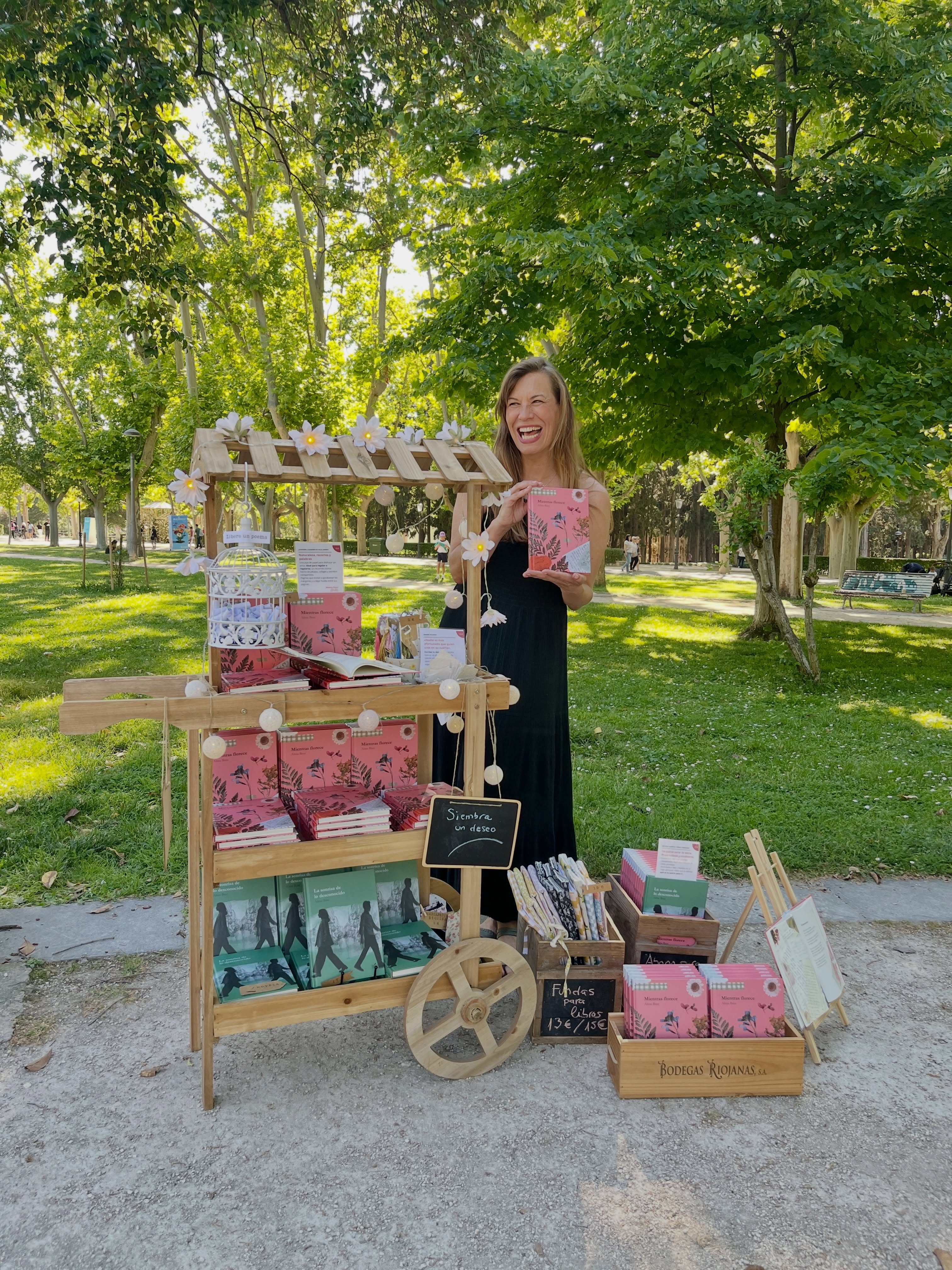 Hasta el domingo, aquí: en el 📍@kioscodelasletrras 📚☕️
Mañana presentamos “Mientras florece” de @zsazsazsues junto a mi querida @soypatmm a las 18:30 h. ¡Os esperamos!
@zaragozaflorece 🌸🌷💐🌺🌻🥀🌹