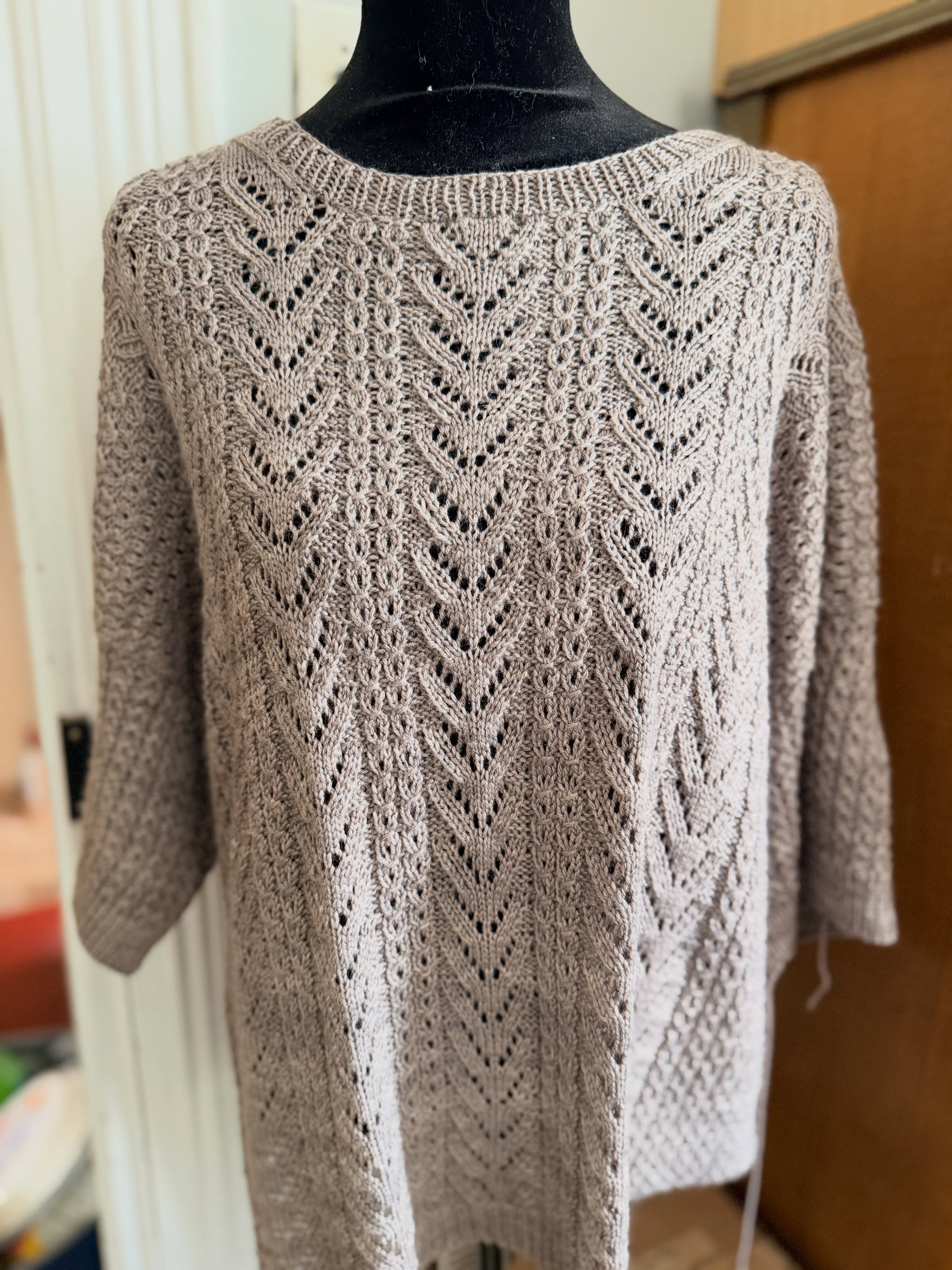 Yep I’m counting this as a WIP Wednesday and again on Friday as a FO…. If I ever get my ends sewn I 🤣🤣🤣🫠🫠🫠. If I wasn’t wearing this with a new dress…. I’m not gonna lie… I’d walk around with ends hanging!😂. Anyone else?
Sweater: “Stromboli” by @boylandknitworks
Yarn: @riverratarts
#sweaterknitting #knittersgonnaknit #knitting #knittersofinstagram #knit