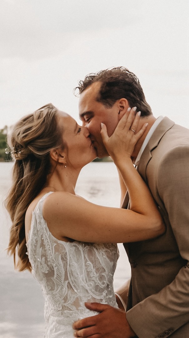 Happy one year anniversary Luuk en Lisette!🔥♥️
Deze lieverds leerden elkaar kennen in hun eigen Oeteldonk en dat werd hét grote thema van hun dag. ‘s Ochtends de zenuwen wegdrinken met wat Flügeltjes. Bossche bollen als taart. Tijdens het feest toverden alle gasten een rood-wit-gele sjaal tevoorschijn en toen @foejongbende ook nog als verrassing voor het bruidspaar kwam optreden, stond de tent helemaal op z’n kop 🎊
Lieve Luuk en Lisette, gefeliciteerd met jullie jubileum. En dankjewel dat ik erbij mocht zijn! Zelfs iemand die normaal niet zoveel van het Oeteldonks carnaval begrijpt, is verliefd geworden op jullie Bossche gezelligheid ❤️ Dat jullie nog maar oneindig veel jaren samen carnaval mogen vieren!
//
Locatie: @hetboscafe
Muziek: @foejongbende
Fotograaf: @volliefdefotografie
Jurk: @debruidskamer
Pak: @meyerandmeyerstores
Bossche Bollen: @bbjandegroot
Bloemen: @kwekerijbinderijhooijmanvught
Ringen: @siebeljuweliers
MUAH: @lynseymarijnissen