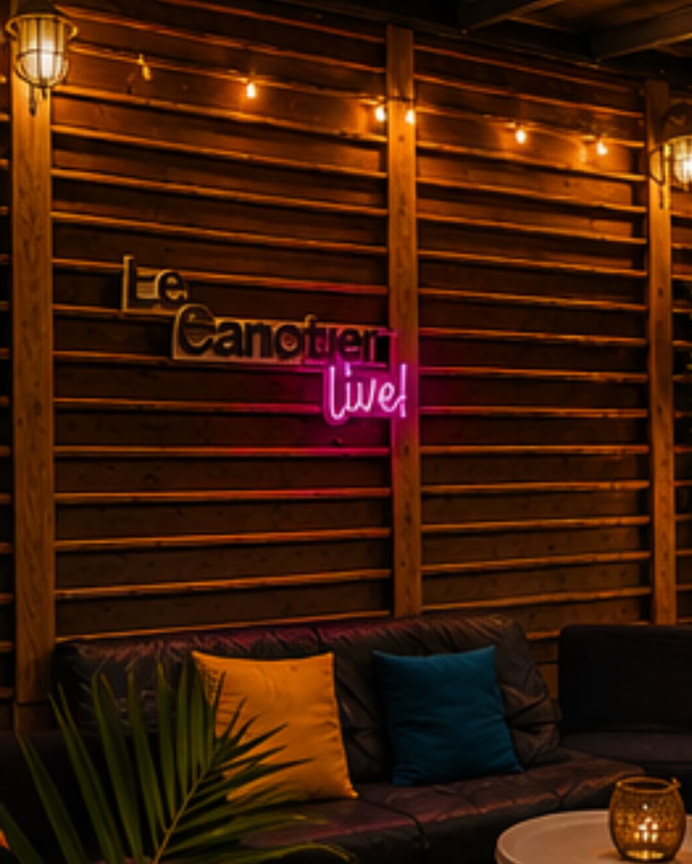 Quand la nuit tombe, la magie opère... 💫
Retrouvez l’ambiance chaleureuse, les lumières tamisées et l’esprit Afterwork chic & brut de La Terrasse by Le Canotier Live.
📅 On se retrouve jeudi à 18h30 pour lancer les nuits de l’été !
🔗 Toutes les infos sur notre post principal.