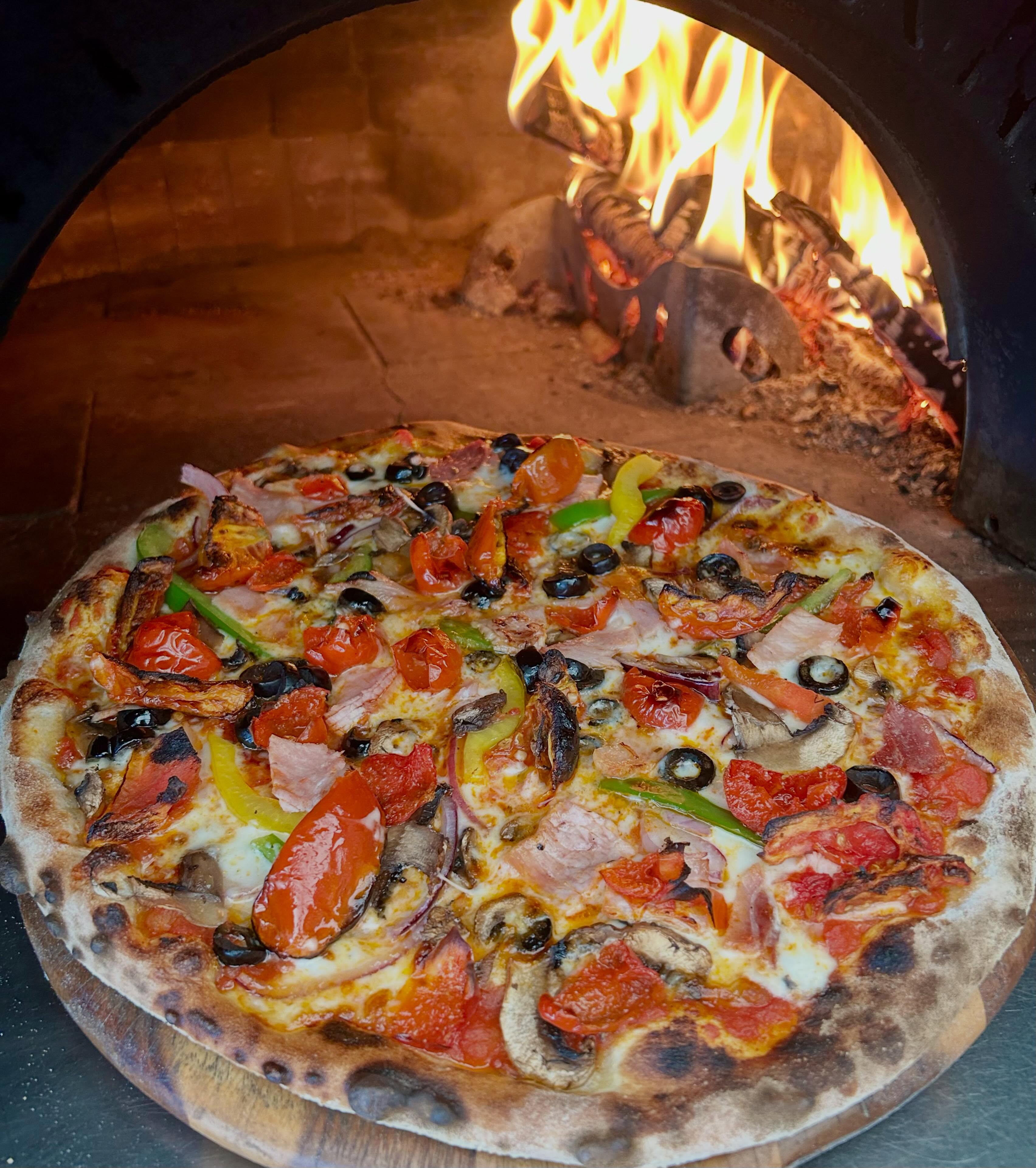 Fully loaded! A veggie with added ham. There are no rules on this van 😋 🥦 🍖
#meatandtwoveg #pizza #woodfired #food