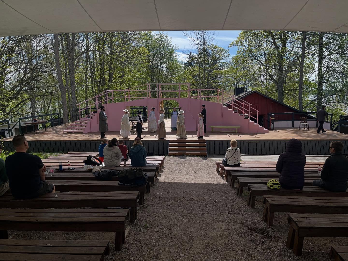 Kiitos kaikille Vipinää Vanhankylänniemessä -tapahtumassa vierailleille! 💕
Kesäteatterin avoimet harjoitukset keräsivät ilahduttavasti katsojia seuraamaan Pikku naisia -näytelmän valmistumista. Oli hienoa päästä jakamaan harjoitusten tunnelmaa ja kurkistuksia tulevaan kesään! ✨
Myös lippuarvonta sai paljon osallistujia — kiitos jokaiselle mukana olleelle!
Kesän lippuja saa jo ostettua netistä:
LIPUT aikuiset 27/24 eur ja nuoret/lapset 15/5 eur
lippu.fi
Ensi-ilta 13.6.2026 klo 17
Louisa May Alcott
Näyttämösovitus Heini Vahtera
Ohjaus Sirpa Riuttala
Järvenpään Vanhankylänniemessä
#Järvenpäänteatteri #Järvenpäänkesäteatteri #kesäteatteri #Pikkunaisia #kesä2026