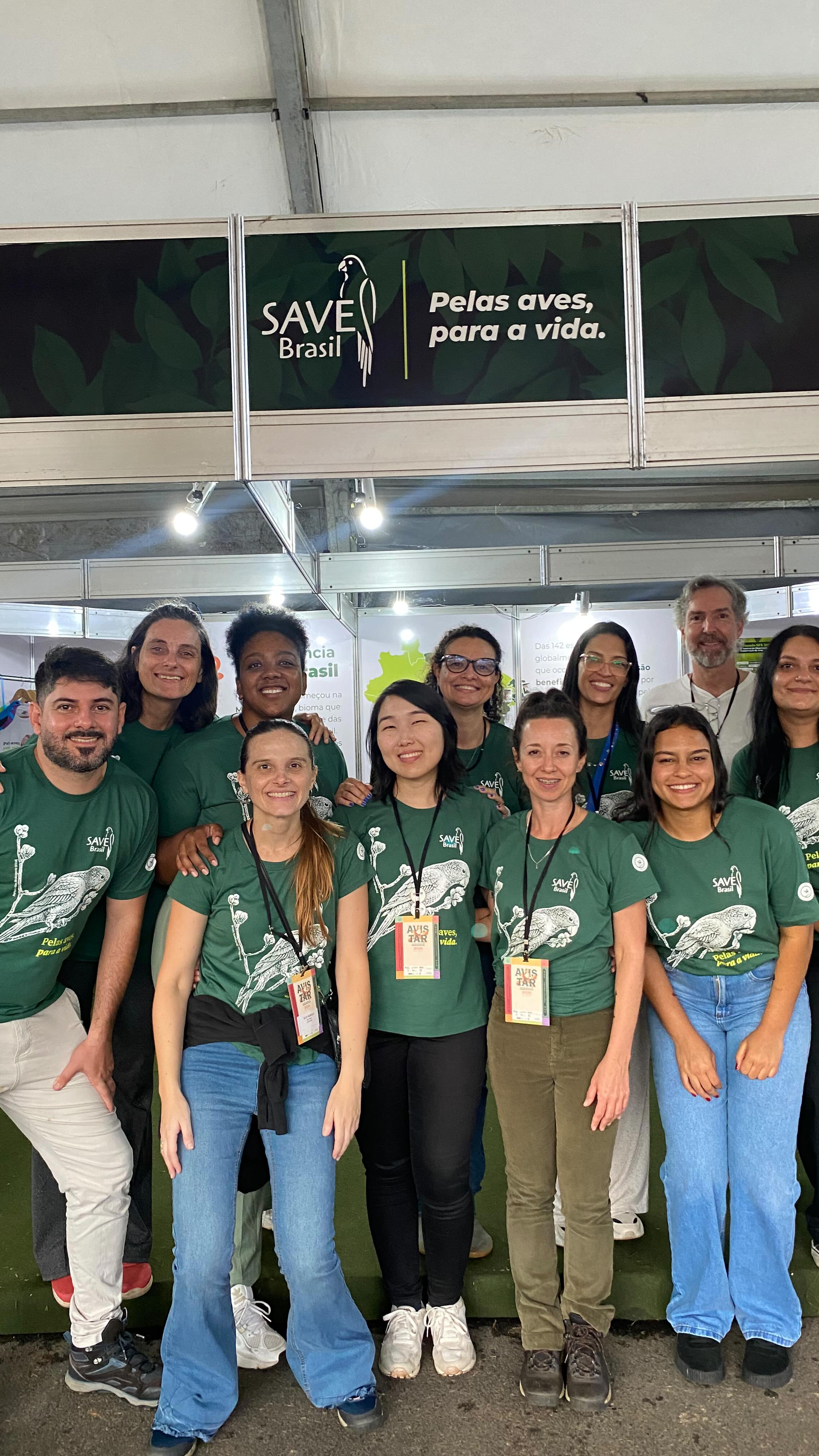 Mais uma edição do @avistar concluída com muitos encontros, trocas e conexões importantes para a conservação das aves brasileiras. 💚
Ao longo do evento, a equipe da SAVE Brasil participou de palestras, conversas e atividades que reforçaram a importância do engajamento coletivo na proteção da biodiversidade.
Agradecemos a todas as pessoas que passaram pelo nosso estande, acompanharam as apresentações, compartilharam experiências e fortaleceram nosso trabalho ao se tornarem Amigas e Amigos da SAVE. 🤝
Assista ao vídeo e confira alguns registros desses dias de evento!
#Avistar #SAVEBrasil #Conservação #Biodiversidade #AvesDoBrasil