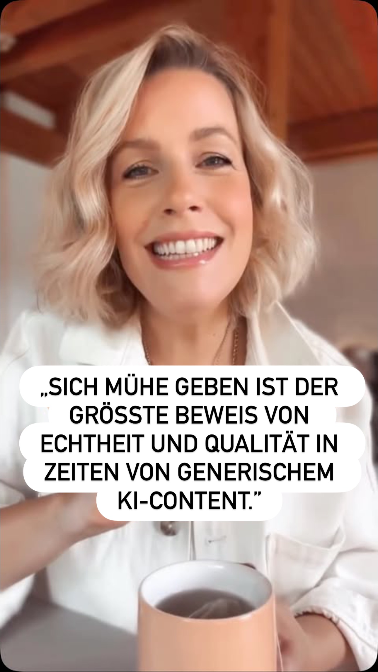 Sich Mühe geben ist der größte Beweis von Echtheit in Zeiten von generischem KI-Content.
Ich les das grad ständig: Ich muss eigentlich nichts mehr selbst posten. Claude Code, Manus & Canva machen das automatisch für mich. 🙈HIMMEL!
Ich verstehe es ja. Wir sind alle müde. Wir wollen es alle etwas leichter.
Aber ich fühle kein Vertrauen und Wertschätzung, wenn jemand so arbeitet.
Wenn jemand an der Stelle abgibt, baut das für mich kein Vertrauen auf. Keine Nähe, die ich brauche, um bei jemandem einen Kurs oder ein anderes Produkt zu kaufen.
Ich finde es wundervoll, wenn ich Menschen spüren kann in ihrem Content.
Und ich liebe es wenn man coole Prozesse und Automatisierungen nutzt, das sehe ich dann als Service.
Ki kann generischen Content. Und wer sollte Dir folgen, wenn es bei dir nur das gibt, was man selbst bei Claude bekommen können.
Sich Mühe geben heißt nicht, alles selbst zu machen. Es heißt: an den richtigen Stellen Persönlichkeit zeigen und richtig gute Qualität abgeben.
Die Menschen sehen, die dir folgen. In echte Verbindung gehen. Es echt meinen. Und danach handeln.
Die Menschen, die zu dir gehören, suchen nicht nach perfektem Content. Sie suchen nach dir.
Und sie merken sofort, wenn du da bist. Und wenn nicht.
Lass uns nicht den Fehler machen uns unsere Originalität und unseren Zauber von KI verschleiern zu lassen.
Ki an der richtigen Stelle ist großartig. 🙌
Für Recherche, Prozess-Optimierung und Automatisierung etc. aber nicht um dich hier zu ersetzen.
KI kann nicht Deine Energie, deine Themen, deine Persönlichkeit, deine Schmerz Punkte oder deine Erfahrung kopieren.
Ich finde wir dürfen lernen besser zu kuratieren und zu differenzieren: wo macht Ki Sinn und wo braucht es uns und unsere ganze Energie und Mühe 🥰
Wie siehst du das? Was nimmst du wahr?
Nervt dich das auch?
Wenn dich solche Themen interessieren Speicher diesen Post gerne ab.
Wenn dich der Guide zum Thema Sichtbarkeit und Social Media in 2026 interessiert kommentiere gerne mit “ECHT26” und ich sende ihn dir zu.
Ganz liebe Grüße
Deine Lotta 💫💫💫💫
#sichtbarkeit #businessmentor