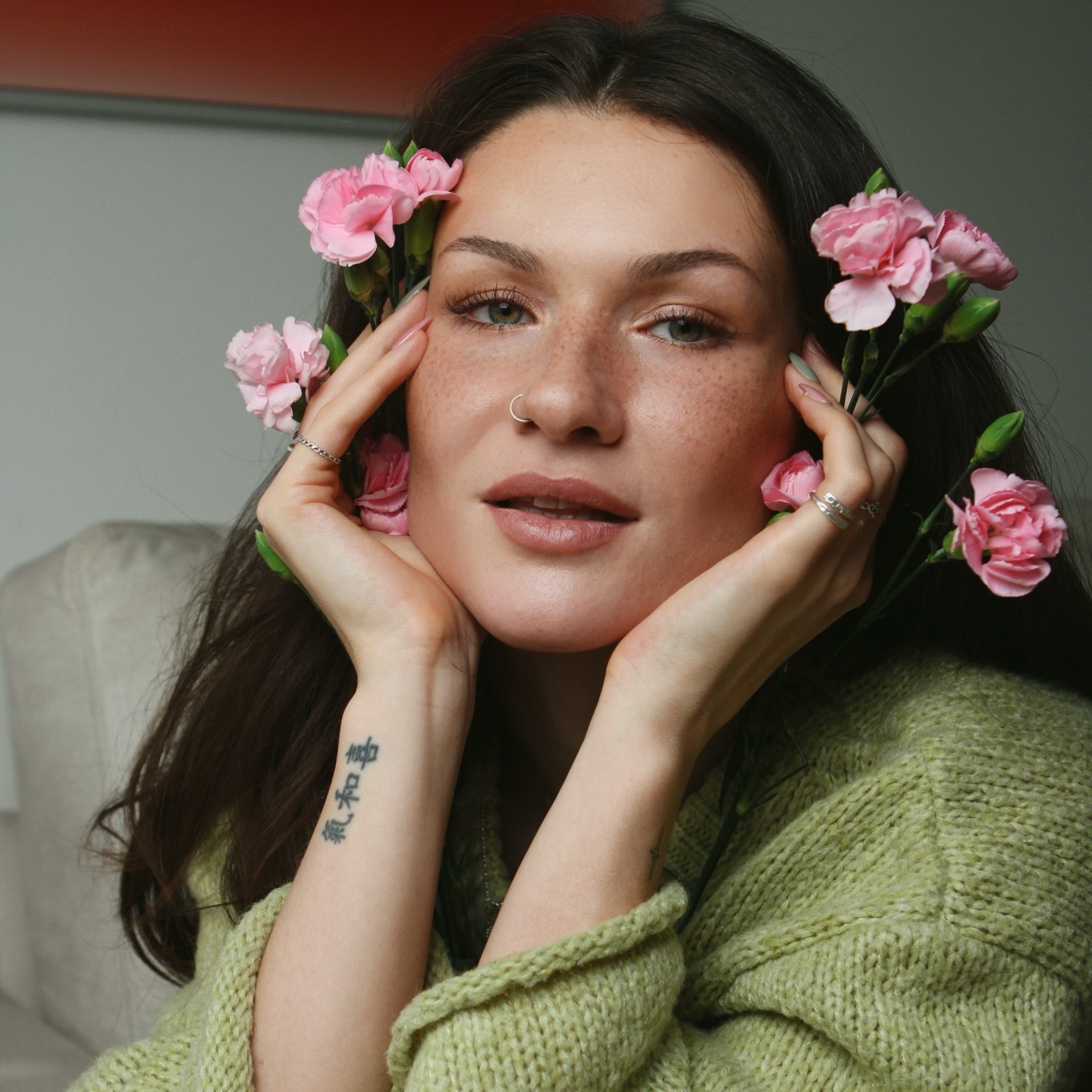 Healed Frecks • M Size 🔥
De knappe Iris is al een jaar sproetjesklant, we hebben de look extra aangezet tijdens een touch-up jaarsessie.
Sproetjes blijven namelijk 1-3 jaar zichtbaar, maar voor een uitgesproken look wil je de sproetjes ongeveer jaarlijks touch-uppen. 💖
Fotograaf: @byserenaarendzen
#sproetjes #tattooedfreckles #pmufreckles #pmu