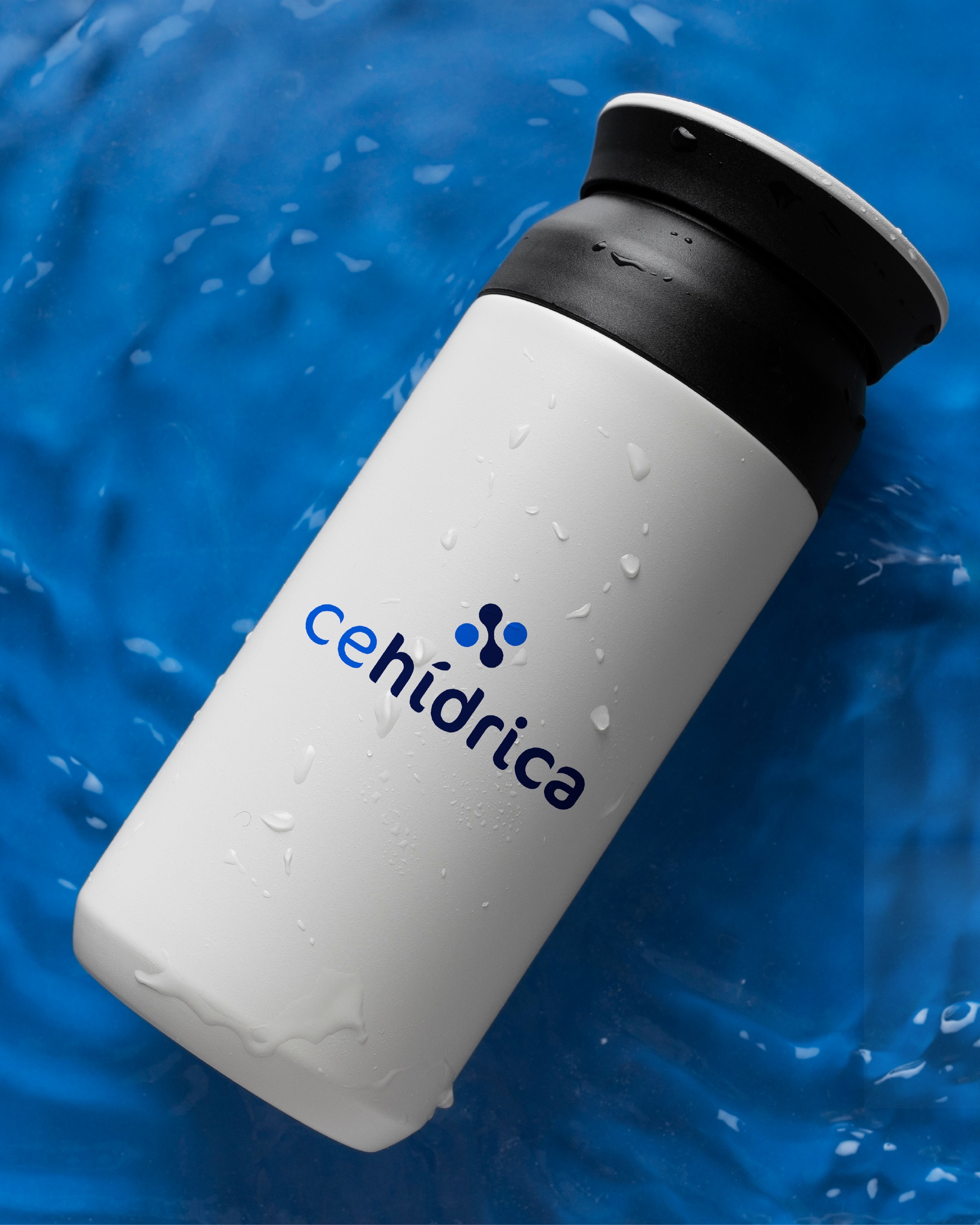 A CEHídrica nasceu para calcular o consumo hídrico na construção civil e conscientizar sobre o impacto do uso da água no meio ambiente, a partir de uma experiência digital acessível, clara e estratégica para o setor.
Desenvolvida dentro da plataforma Construção Sustentável, a ferramenta calcula a pegada hídrica e apoia análises ao longo do ciclo de vida dos empreendimentos, utilizando metodologia ACV e NBR ISO 14046.
Na Eólica, criamos a experiência completa de construção da marca, considerando:
• Identidade visual
• Direção criativa
• UX/UI
• Arquitetura das ferramentas digitais
• Layouts da plataforma
• Vídeo sobre a ferramenta
Toda a identidade foi construída para traduzir fluidez, precisão técnica e confiabilidade. Os elementos gráficos inspirados em moléculas e fluxos de água reforçam visualmente o conceito da ferramenta, enquanto a interface prioriza leitura, navegação e entendimento dos dados.
#EolicaBranding #UXUI #Cehidrica #ConstrucaoSustentavel #Branding #ExperienciaDigital