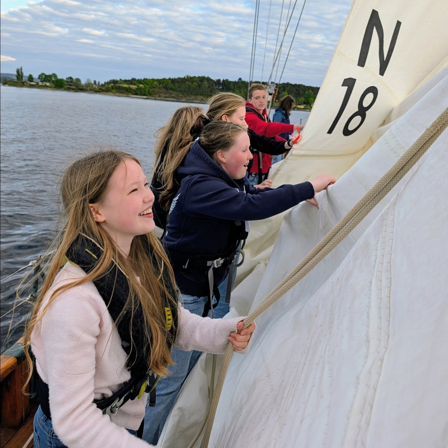 Fullstappet båt! 🤯⛵️
Venneseilingen i dag ble en stor suksess! Masse nye fjes, seiling, knutetrening og omvisning på Mohawk. Bedre blir det faktisk ikke på en tirsdag 🌟
Takk til alle nye som ble med – håper vi ses igjen neste uke!