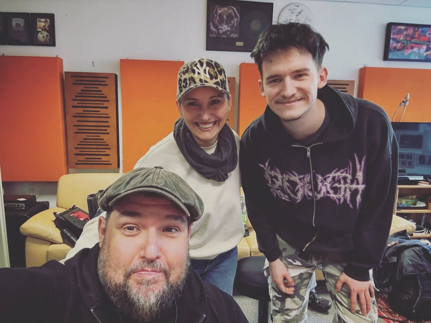 I'M PROUDLY PRESENTING...
...das Producer Team hinter meinem WE SING Songprojekt.
Vorgestern haben wir uns zur finalen Mixing Session im "Recording of Arts" Tonstudio getroffen und ich bin einfach nur mega geflasht.
Was als kleine Idee angefangen hat, ist zu einer echten Hymne geworden - inkl. grossem Chor.
Emotionen von insgesamt 12 Sänger:innen inklusive.
Gänsehaut pur.
Ein riesengroßes DANKESCHÖN für euer Herzblut und das Engagement, diesen Song wirklich so gross machen zu wollen, wie er es verdient hat, geht raus an:
@cn.trb_ von @twohouseholdsmusic
(für das unfassbar schöne Arrangement und das abschließende Mastering, das jetzt noch fehlt)
und an
@alexanderschucker.roa
(für das großartige Recording und die Begleitung bis zum finalen Mix. Was du in den letzten Wochen geleistet hast, ist phänomenal. Es hätte keinen Besseren geben können, der an meiner Seite dieses Projekt auf so eine empathische, engagierte und humorvolle Weise durchgebracht hat.)
Ich bin mega Happy.
Und hab jetzt noch einen Haufen Arbeit vor mir bis WE SING in die Welt hinaus darf:
Ein Album Cover entwerfen, das Video begleiten und finalisieren und den Release vorbereiten.
Es gibt noch viel zu tun.
Das Wichtigste und Grösste ist geschafft:
Der Song steht!
YEAH!
#wesing #producerteam #behindthescenes
#songprojekt #michaelakuti