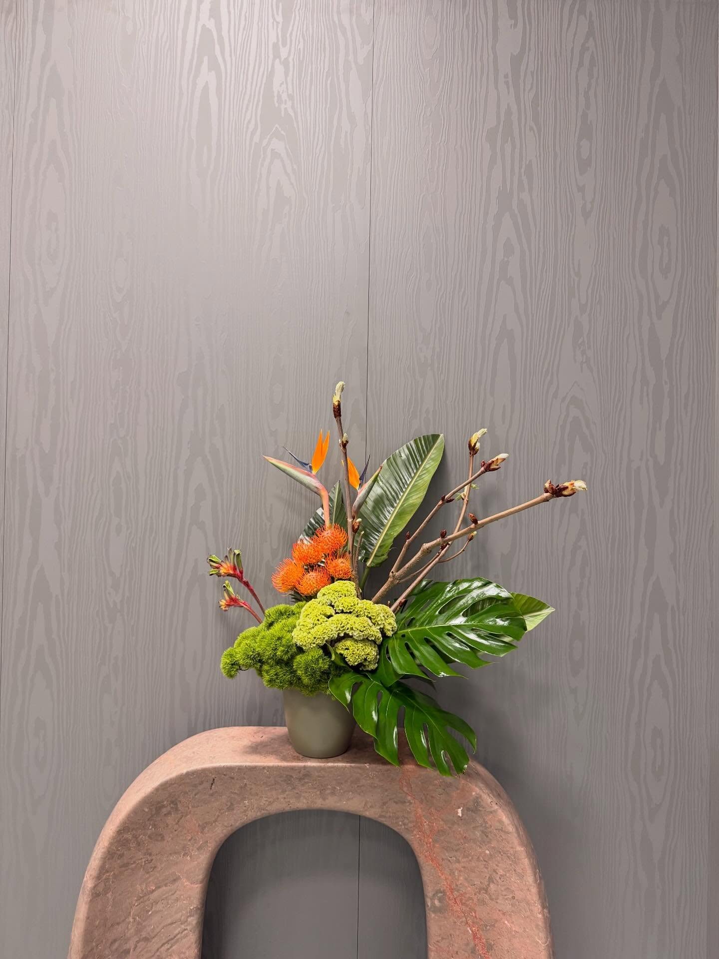 This is what happens when flowers stop being an accessory and start being the whole conversation.
No brief, no occasion, just a vision and the freedom to follow it somewhere unexpected.
Floral design at its most expressive: and honestly my favourite place to be.
@isaloniofficial
#floraldesigner
#luxuryflorals
#behindthescenes
#floralstyling
#designerlife