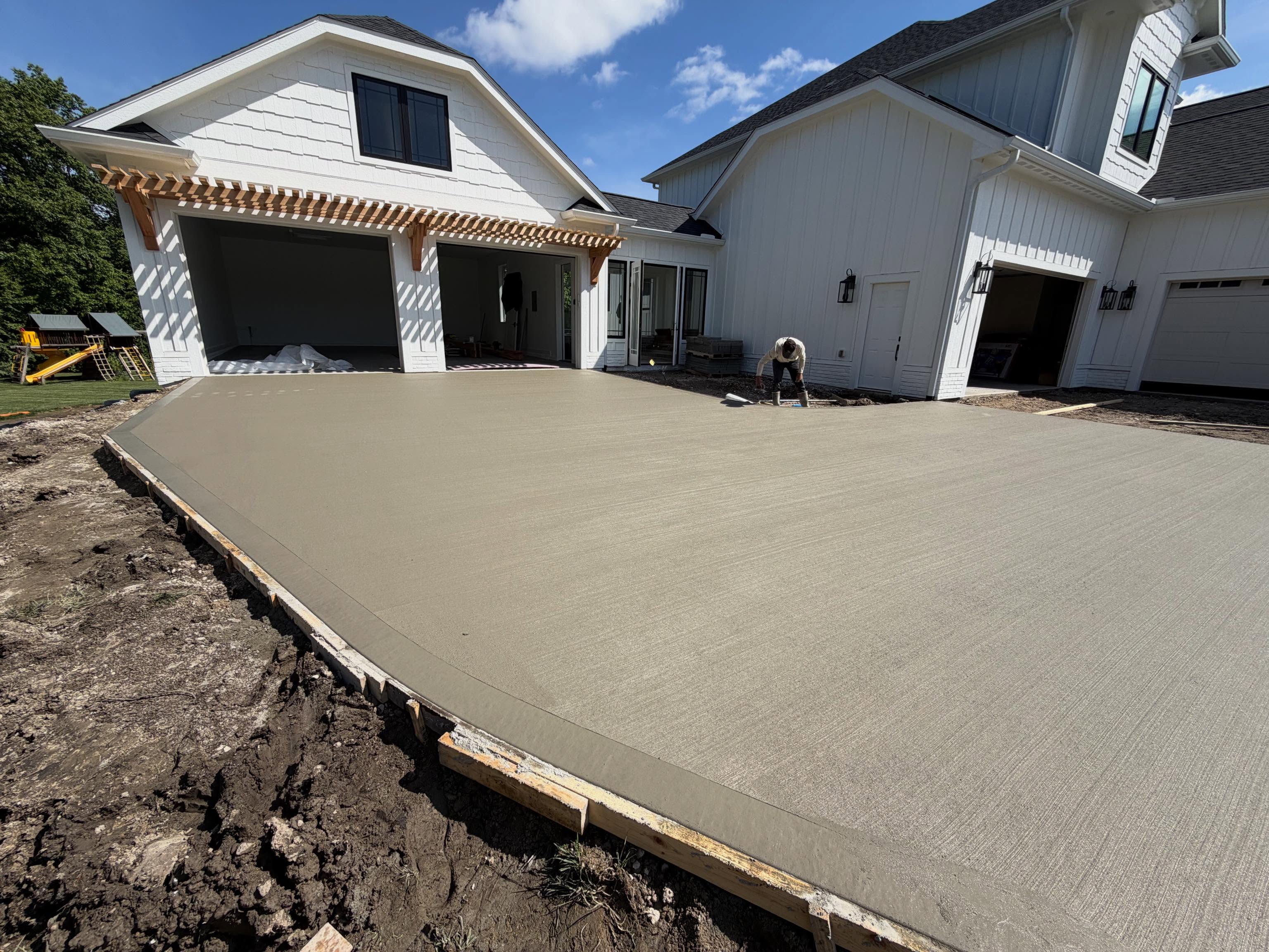 Another fresh pour this morning. A clean broom finish driveway that fits the home.
#dsmconcrete #dsmconstruction #homeimprovement #iowaconcrete