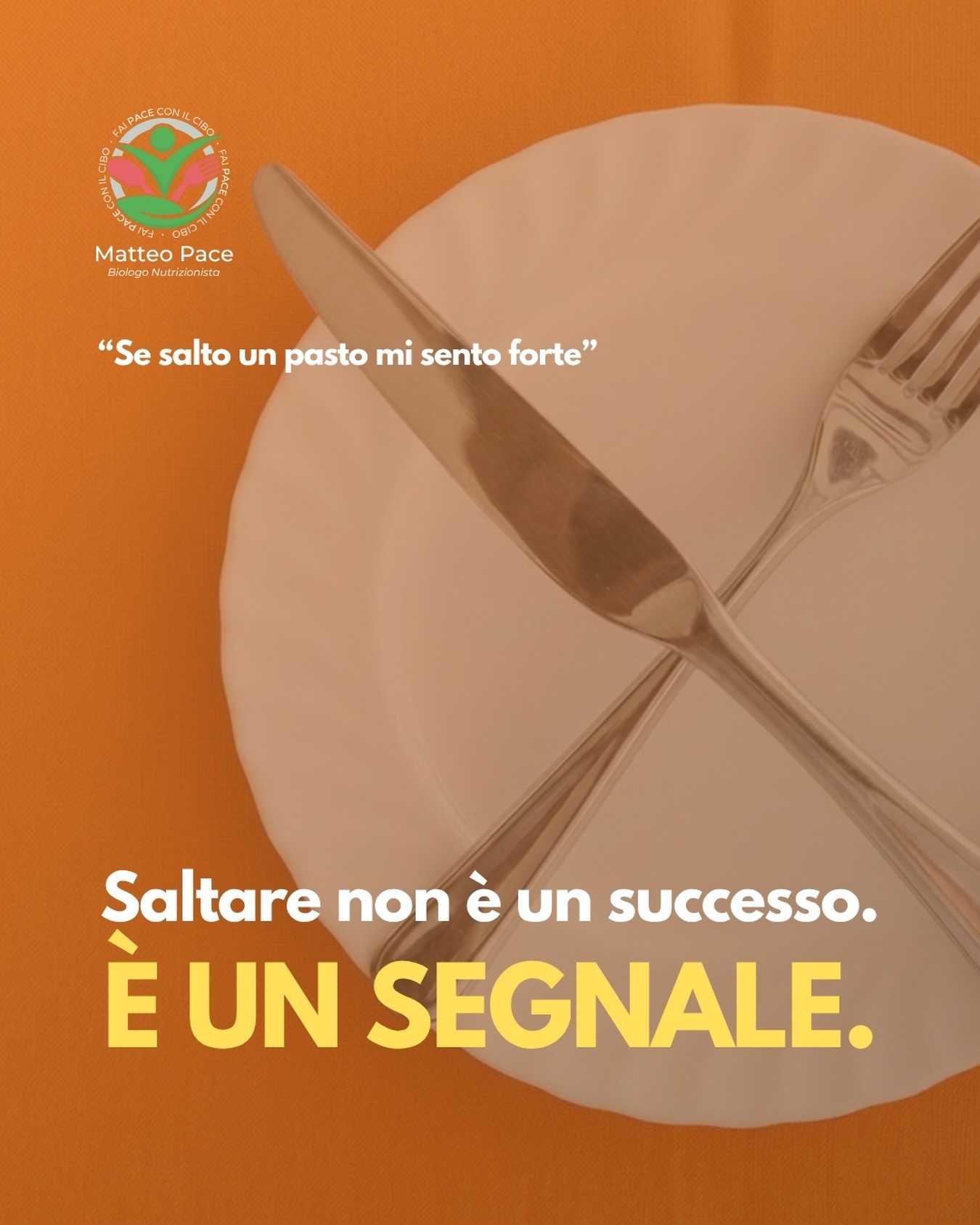 Quando inizi a sentirti “brava” o “forte” perché riesci a ignorare la fame, non stai vincendo sul cibo: stai solo imparando a non ascoltare il tuo corpo.
Saltare i pasti non aiuta a dimagrire, stressa l’organismo, rallenta il metabolismo e spesso porta a recuperare più tardi con fame nervosa o abbuffate. 😋
Per questo dico che saltare non è un successo, ma un segnale. Un segnale che forse stai misurando il tuo valore sulla capacità di resistere, che ti senti in controllo solo quando ti restringi, che fai fatica a riconoscere i tuoi bisogni come legittimi.
Fare pace con il cibo significa esattamente il contrario: tornare ad ascoltare la fame e la sazietà, nutrirti con regolarità e smettere di usare la privazione come metro della tua “forza di volontà”. 💚
#matteopace #biologonutrizionista #faipaceconilcibo #percorsoalimentare #digiuno