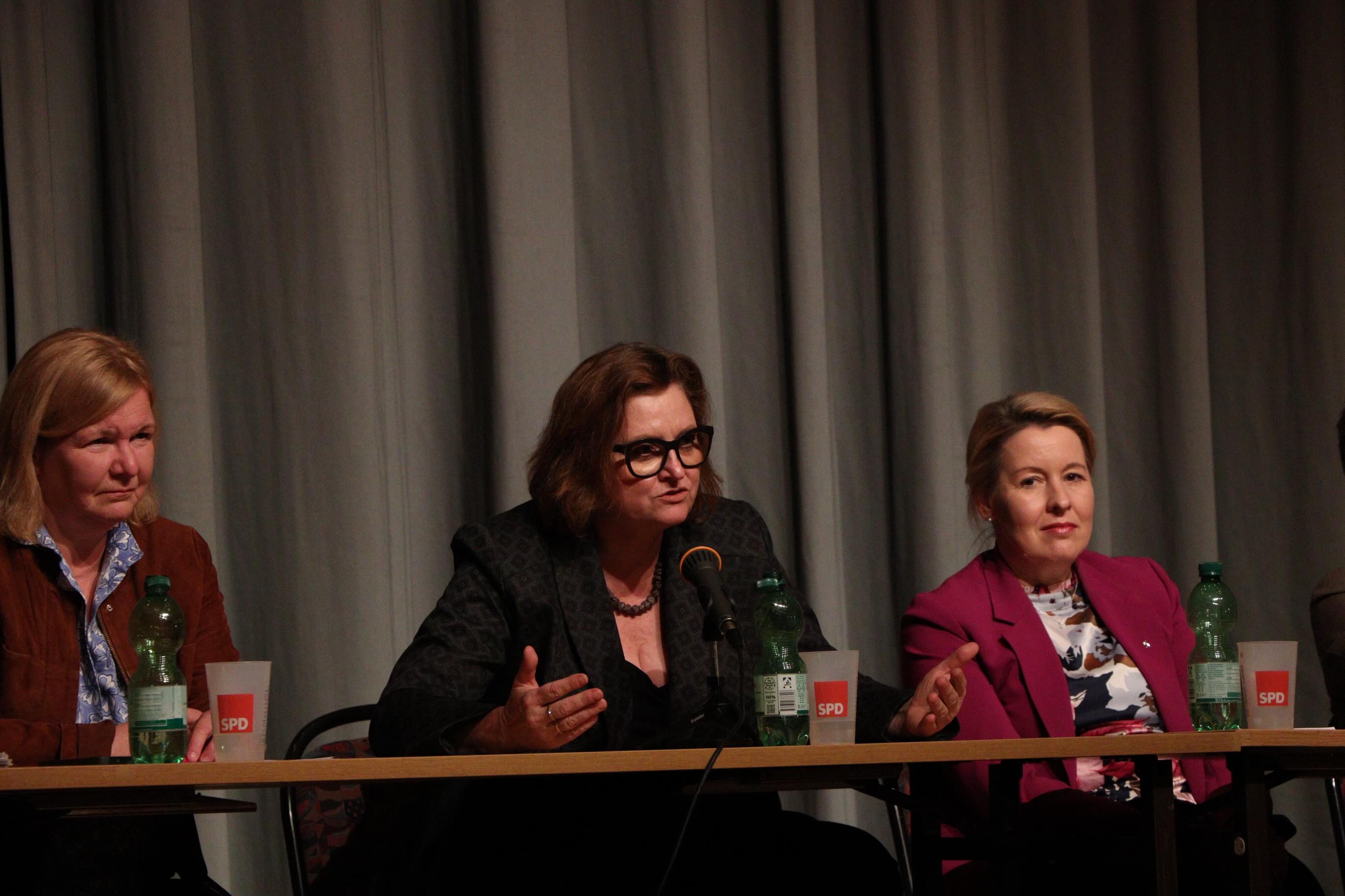 Stromausfall in Steglitz-Zehlendorf! Zumindest darum ging es letzten Montag bei der Diskussionsveranstaltung in meinem Kreis.
Vielen Dank an @carolina_boehm_sz , @franziskagiffey und natürlich auch an @steffenkrach für die spannenden Einblicke und die offene Diskussion, und ebenso an @diepinkpank für die tolle Moderation! Mein besonderer Dank gilt aber vor allem den engagierten Bürger:innen sowie den ehrenamtlichen Helfer- und Rettungskräften, die nicht nur während des Stromausfalls Großartiges geleistet haben, sondern auch an diesem Abend ihre Erfahrungen eingebracht haben.
Für mich hat der Abend vor allem eines gezeigt: In der akuten Organisation rund um den Stromausfall lief vieles gut. Besonders die gegenseitige Hilfsbereitschaft der Berliner:innen war beeindruckend. Gleichzeitig hat das Ereignis aber auch deutlich gemacht, dass Politik und Verwaltung weiter an den Rahmenbedingungen für Katastrophenschutz und kritische Infrastruktur arbeiten müssen.
Denn eines steht fest: Als Bundeshauptstadt muss Berlin resilienter sein als jede andere Großstadt Deutschlands. Dafür Verantwortung zu übernehmen, ist Aufgabe der SPD Berlin in der neuen Wahlperiode. #wiederberlin #steffenkrach #spd