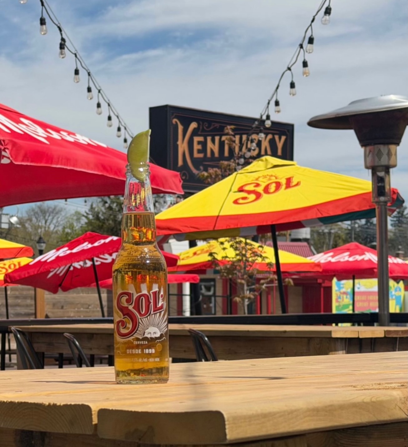 Ice cold $5 @solbeercanada on the patio with this perfect weather? Yes please! ☀️🍻
Stop by for lunch or dinner and soak up the sun on our King St patio!
#kwawesome #wrawesome #patioseason