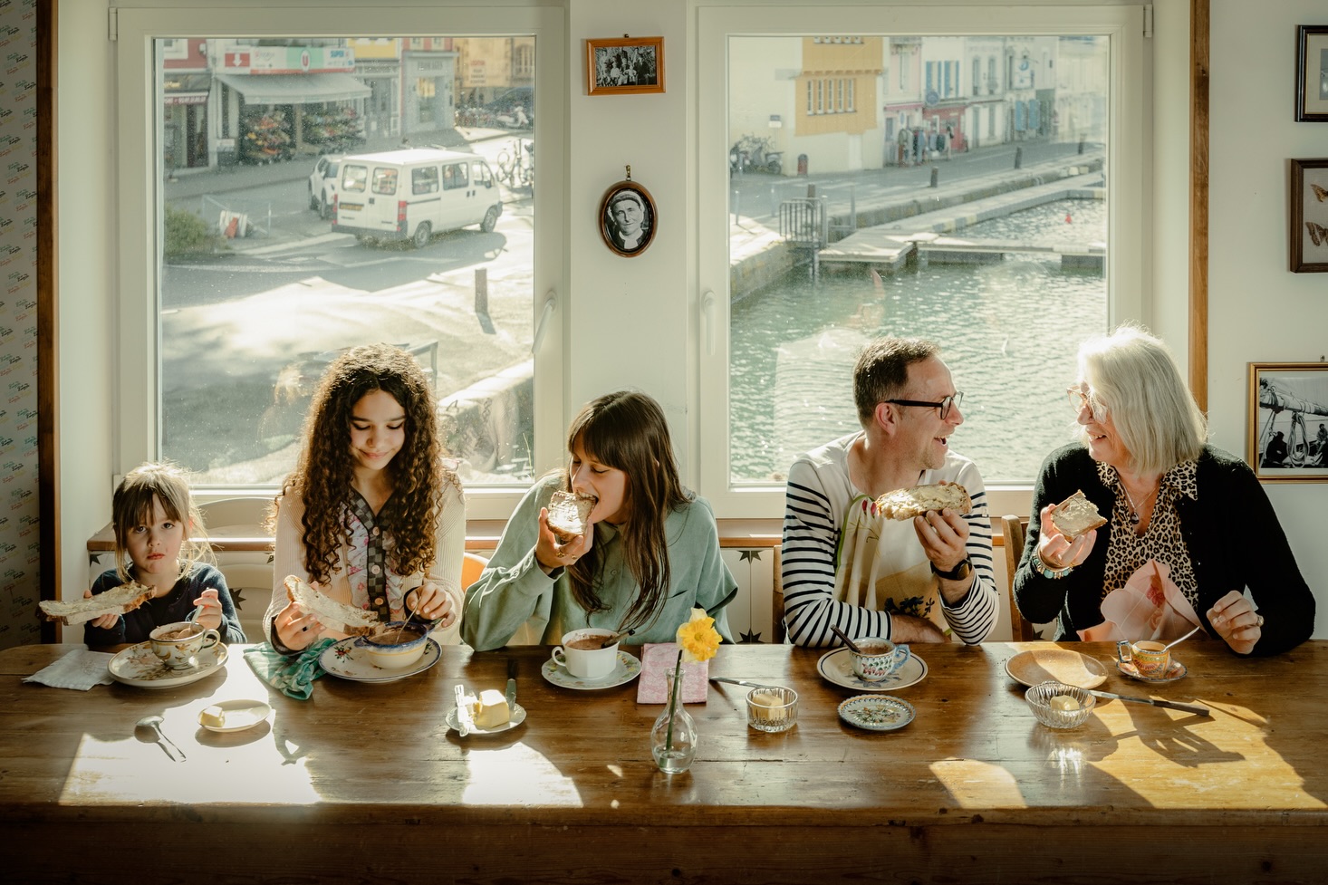 🍽️🌊 Découvrez 𝗔𝘂𝗿é𝗹𝗶𝗮 𝗙𝗮𝘂𝗱𝗼𝘁 @aureliafaudot , l’une des photographes qui participera aux 𝗜𝗣𝗙𝗔 𝗣𝗼𝗿𝘁𝗳𝗼𝗹𝗶𝗼 𝗥𝗲𝘃𝗶𝗲𝘄𝘀 𝟮𝟬𝟮𝟲 à Barcelone.
Son projet 𝗪𝗵𝗮𝘁 𝗦𝗲𝗮𝘀𝗼𝗻𝘀 𝗢𝘂𝗿 𝗗𝗮𝘆𝘀 a été créé en 2025 dans la région du Mor Braz, en Bretagne, entre la presqu’île de Rhuys et Belle-Île-en-Mer. Dans ces territoires ruraux et côtiers, suspendus entre terre et mer, Aurélia est allée à la rencontre d’habitants locaux pour recueillir leurs souvenirs autour de la table.
Née en 1997 sur l’île française de Belle-Île-en-Mer et aujourd’hui basée entre Paris et l’Ardèche, Aurélia a présenté son travail au Festival OFF d’Arles, au Budapest Photo Festival, à Escales Photos, ainsi que dans des expositions à Rome, Paris et dans la baie de San Francisco.
📍 𝗜𝗣𝗙𝗔 𝗣𝗼𝗿𝘁𝗳𝗼𝗹𝗶𝗼 𝗥𝗲𝘃𝗶𝗲𝘄𝘀 𝟮𝟬𝟮𝟲
Barcelone, Centre Cívic Pati Llimona
2, 3 et 4 juillet
🗣️Sessions individuelles de 20 minutes avec des directeurs de festivals, commissaires d’exposition et professionnels internationaux de la photographie.
Vous souhaitez partager votre projet, recevoir un feedback professionnel et entrer en contact avec des festivals de photographie du monde entier ?
Commentez REVIEW et nous vous enverrons le lien 📩