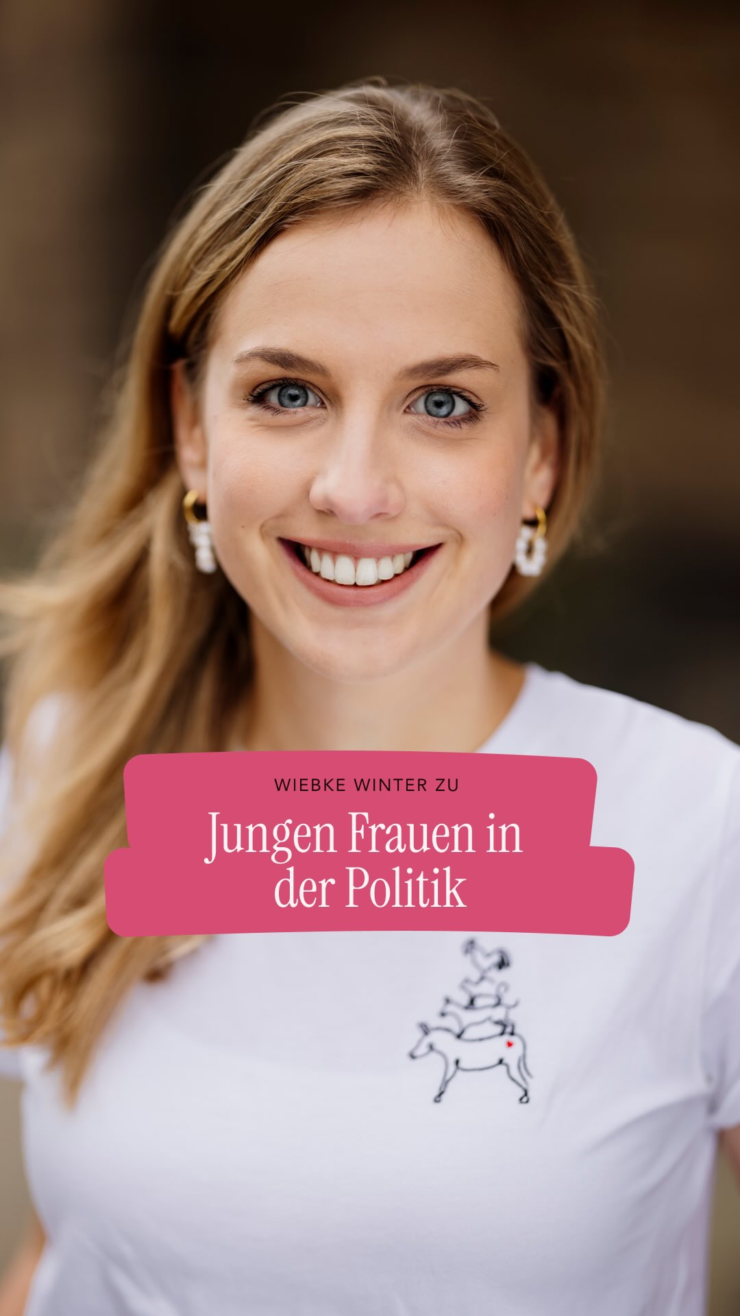 Wir brauchen mehr junge Frauen in der Politik – und zwar nicht erst, wenn alles “perfekt” passt.
Wiebke Winter ist CDU-Fraktionsvorsitzende in Bremen, promovierte Juristin und kämpft u.a. dafür, dass Care-Verpflichtungen und politisches Mandat besser zusammenpassen.
Was würdet ihr gerne in die Politik bringen, wenn ihr könntet? Und was hält euch auf?
#FRAUEN100 #FrauenInDerPolitik #Vereinbarkeit