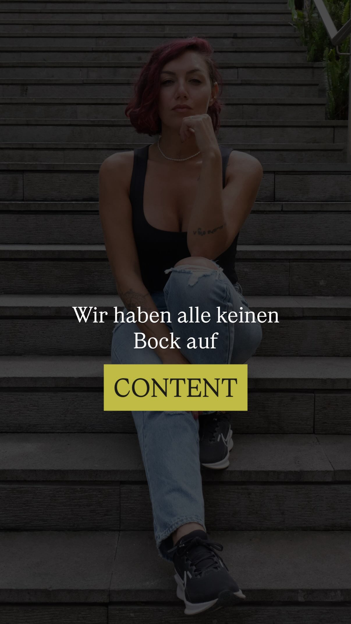 Wenn du ein Online Business hast, wird dir nichts anderes übrig bleiben, als ständig und immer wieder in diese Kamera zu reden! Und nein, du bist nicht die einzige, die darauf oft sowas von gar keinen Bock hat! Aber wenn du über Social Media Kundinnen gewinnen willst, dann musst du da sein. Die Menschen müssen dich sehen! Content zu machen ist dein Job!