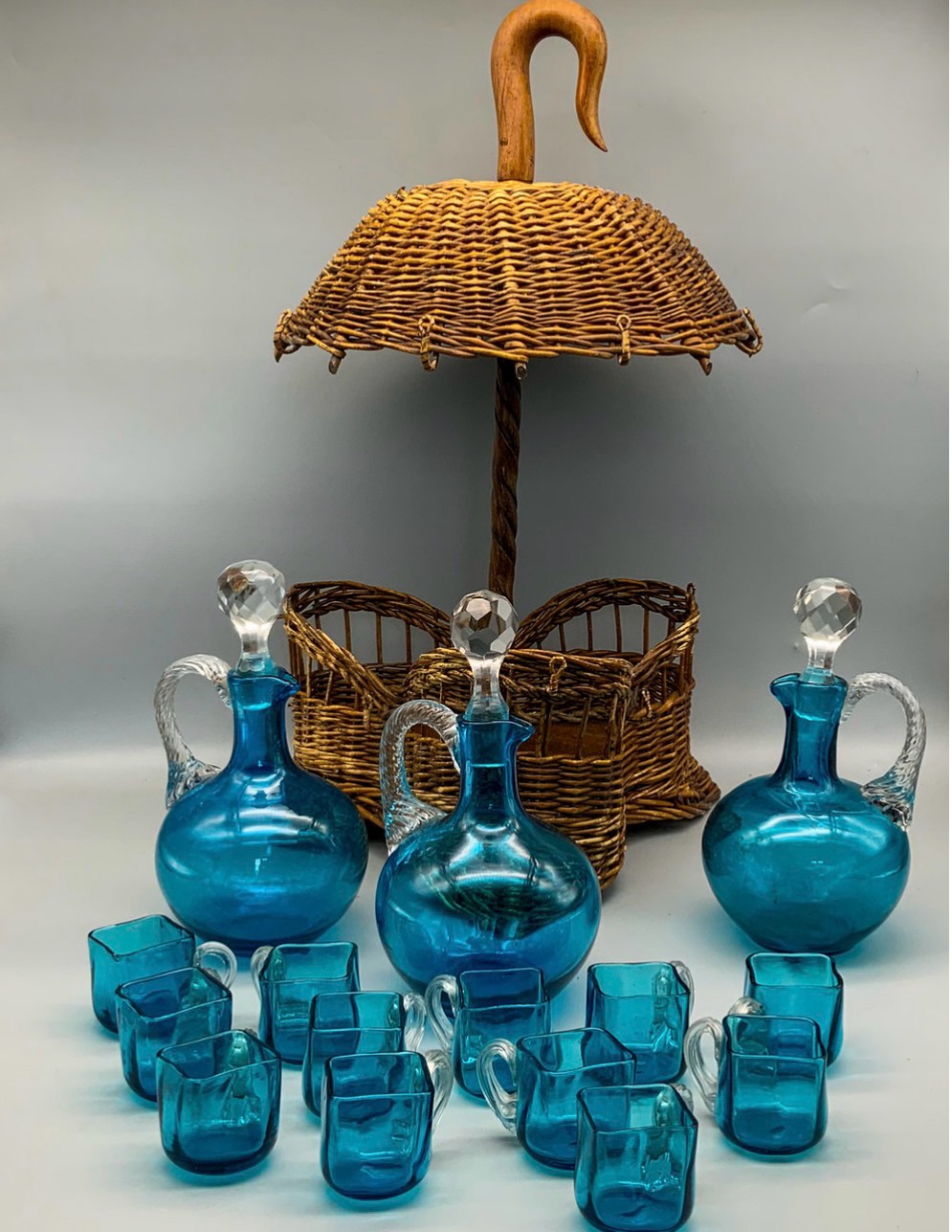 Un superbe service à liqueur , support en osier joliment travaillé et service en verre soufflé teinté bleu .
Le service comprend :
Le support en osier tressé à 3 compartiments
Hauteur à la prise : 45 cm
Largeur : 22 cm
3 carafons :
Hauteur au bouchon : 18 cm
Ø panse environ : 9 cm
12 tasses à liqueur :
Hauteur : 4 cm
Un charmant ensemble très déco .
Bel état, je précise cependant un petit fêle à la anse d’une tasse et un éclat au col d’un carafon voir photos .
.
Le cabaret est en bel état , patiné du temps.
🛒 prix et disponibilité dans la boutique en ligne.
#servicealiqueur #osier #verrerie #antiquites