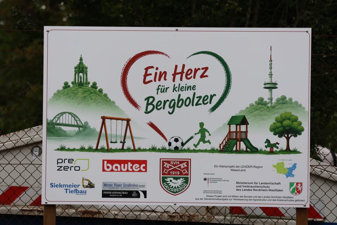 ❤️💚 Ein perfekter SVH-Tag! ❤️💚
Unsere Spielplatzeröffnung war ein voller Erfolg – und vor allem die kleinen Bergbolzer hatten jede Menge Spaß! 🎉
Die Hüpfburg wurde dauerhaft belagert, auf dem Mini-Fußballplatz wurde gekickt was das Zeug hält und auch Schaukel & Spielturm wurden ausgiebig getestet. Genau so haben wir uns diesen Tag vorgestellt! ⚽🛝
Dazu lief unser Food Truck quasi im Dauereinsatz – ein riesiges Dankeschön an unsere Grillmeister! 🌭🍟🥤
Auch reichlich kühle Getränke wurden verzehrt und unsere beiden Seniorenmannschaften lautstark von den Kleinsten angefeuert. 👏
⚽ 2. Mannschaft zeigt starke Reaktion!
Nach dem schwachen Auftritt beim TuS Bad Oeynhausen zeigte unsere Zweite über 90 Minuten eine konzentrierte und starke Leistung.
Am Ende stand ein verdienter 4:1-Erfolg gegen eine gute zweite Mannschaft des SC Hille – inklusive sehenswerter Tore! 🔥
Aktuell steht unsere Zweite auf Platz 3, nur drei Punkte hinter Rang 2 – bei einem Spiel weniger!
Noch zwei Spiele… alles ist möglich! 👀
⚽ 1. Mannschaft übernimmt wieder die Spitze!
Es war sicherlich keine fußballerische Glanzvorstellung, aber am Ende zählen manchmal einfach nur die drei Punkte.
Beim 1:0-Heimsieg ließ unsere Erste zwar viele Chancen liegen und erwischte insgesamt keinen Sahnetag, dennoch reichte es für einen enorm wichtigen Sieg. 💪
Nachdem Petershagen/Ovenstädt bei Ezidxan Minden patzte, grüßen wir jetzt auch wieder vom Platz an der Sonne 🔝☀️
Jetzt geht es in die ganz heiße Endphase der Saison...
Und unabhängig davon, was am Ende passiert: Wir sind einfach glücklich und stolz, nach schwierigen Jahren wieder ganz oben mitspielen zu dürfen. ❤️💚
Danke an alle HelferInnen, Sponsoren und Fans für diesen besonderen Tag beim SVH! 🙌
Ein besonderer Dank geht außerdem an Sport Duwe aus Porta Westfalica, die uns zu diesem besonderen Tag neue Spielbälle gesponsert haben! ⚽