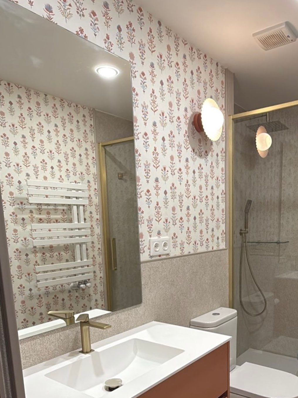 Un baño de chicas❣️
Con base neutra en los alicatados y un #papelpintado con motivos azules y dorados además del tono “cherry” que está también en el mueble lavamanos.
La grifería tiene un tono suave en dorado. Y el aplique para darle el toque más especial!
Qué os parece?
#livinglavidadeco #bañosbonitos #bañosniños #diseñodeinterioresmadrid
