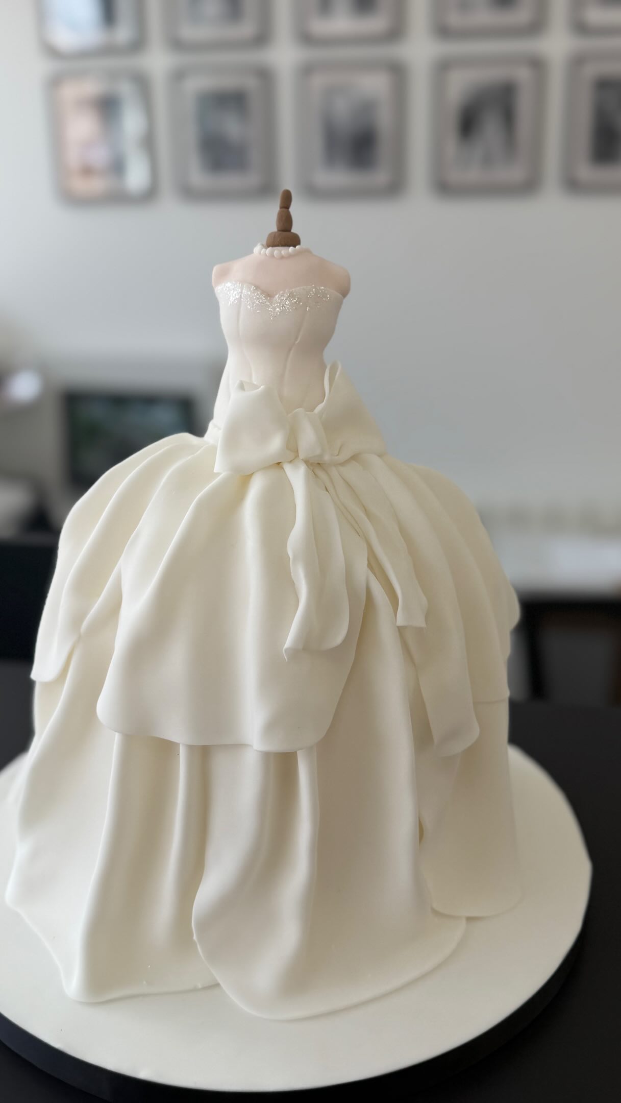 The cutest birthday cake there ever was for a bridal boutique! Thank you so so much Charlotte! It is so beautiful and so thoughtful! 🤍
@farmhousecakes
#bridal #cake #weddingcake #birthday #birthdaycake