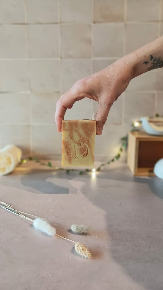 Tu as remarqué que les mamans prennent soin de tout le monde ... mais rarement d'elles-mêmes ?
Et si cette année, on leur offrait un moment pour elles plein de douceur et de bien-être ?
Des ingrédients naturels, une fabrication artisanale et de la douceur pour les peaux sensibles : cette année j'ai imaginé des coffrets cocooning de qualité pour ta maman.
Reste ici, je t'en dis plus très bientôt !
#savonnerieartisanale #faitmain #artisanefrançaise