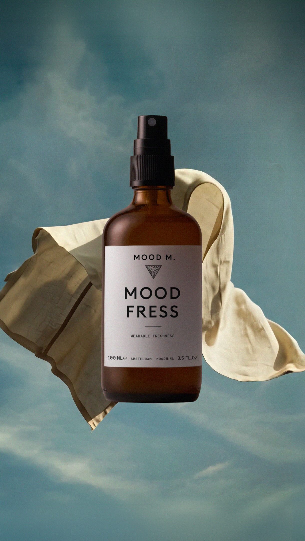 Mood Fress is a natural botanical mist of tea tree, bergamot, pine needle, eucalyptus and orange blossom — designed to refresh your surroundings, your fabrics and your mood. Effortlessly.
Spray into the air. Onto textiles. Into your day.
Natural wearable freshness.
#MoodFress #MoodM #TextileSpray #NaturalFragrance #Refresh