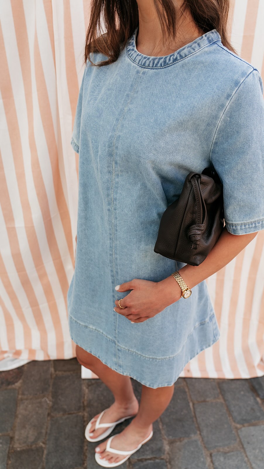 Heb jij hem al gezien? 👀Nu online en in store
www.juliabybb.com
#Juliabybb #jeansjurk #newcollection #ootd #zomercollectie